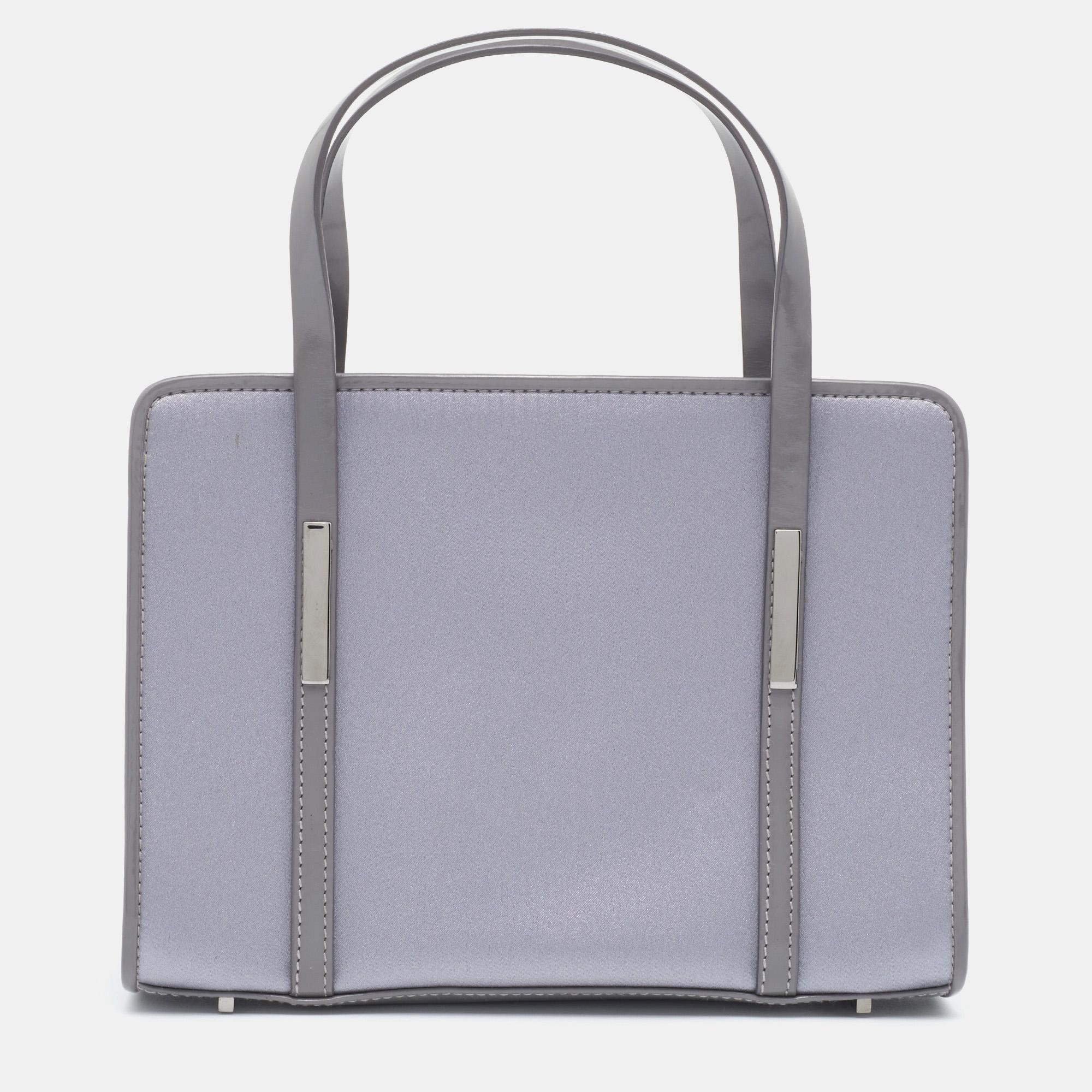 Keep things chic with this well-constructed Gucci bag. Made from satin and patent leather, it can be held by dual handles at the top, and it is adorned with silver-tone accents. Lined with fabric, its interior is equipped with pockets to carry your