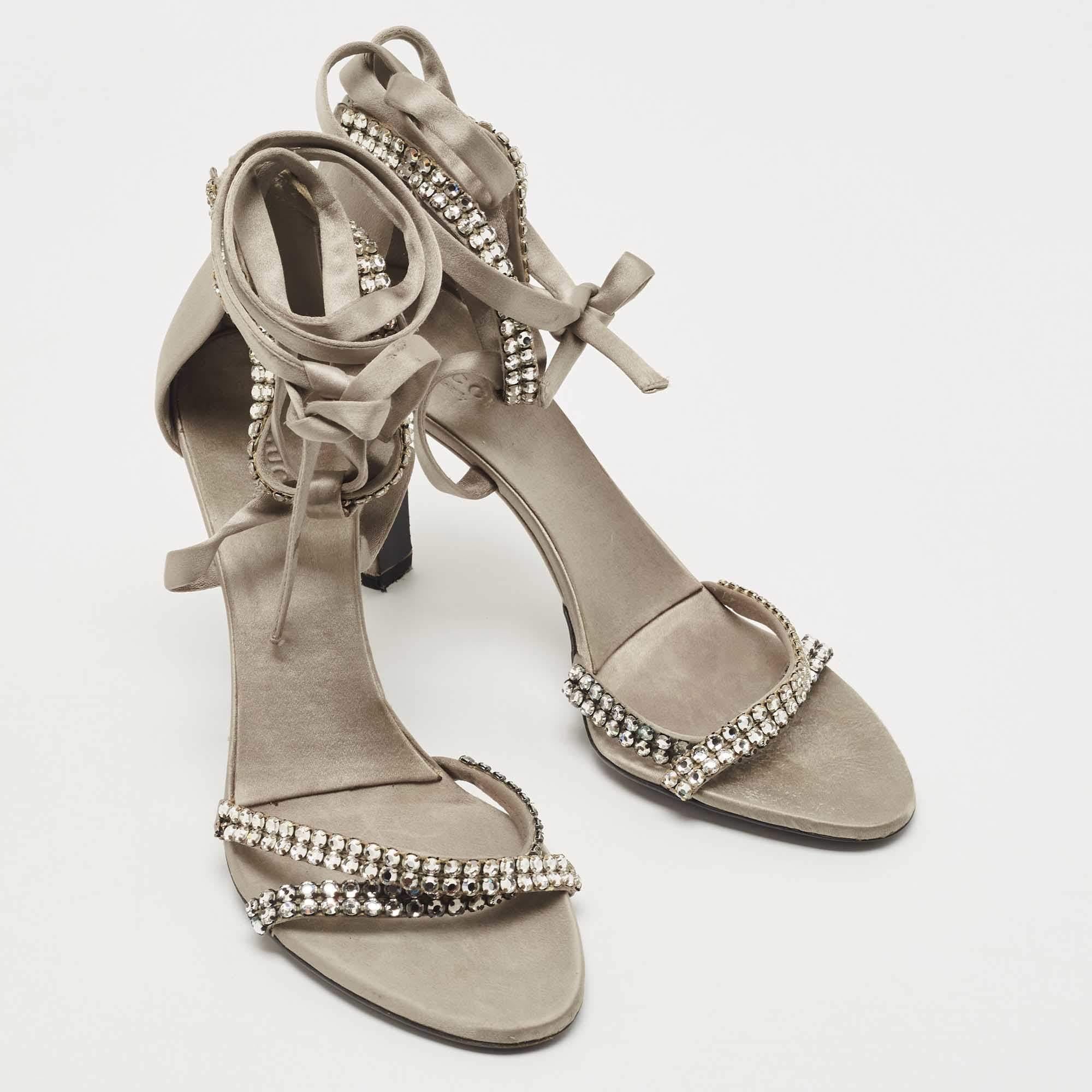 Gucci Grau Satin Kristall verzierte Knöchel-Wickelsandalen Größe 37,5 im Zustand „Gut“ im Angebot in Dubai, Al Qouz 2