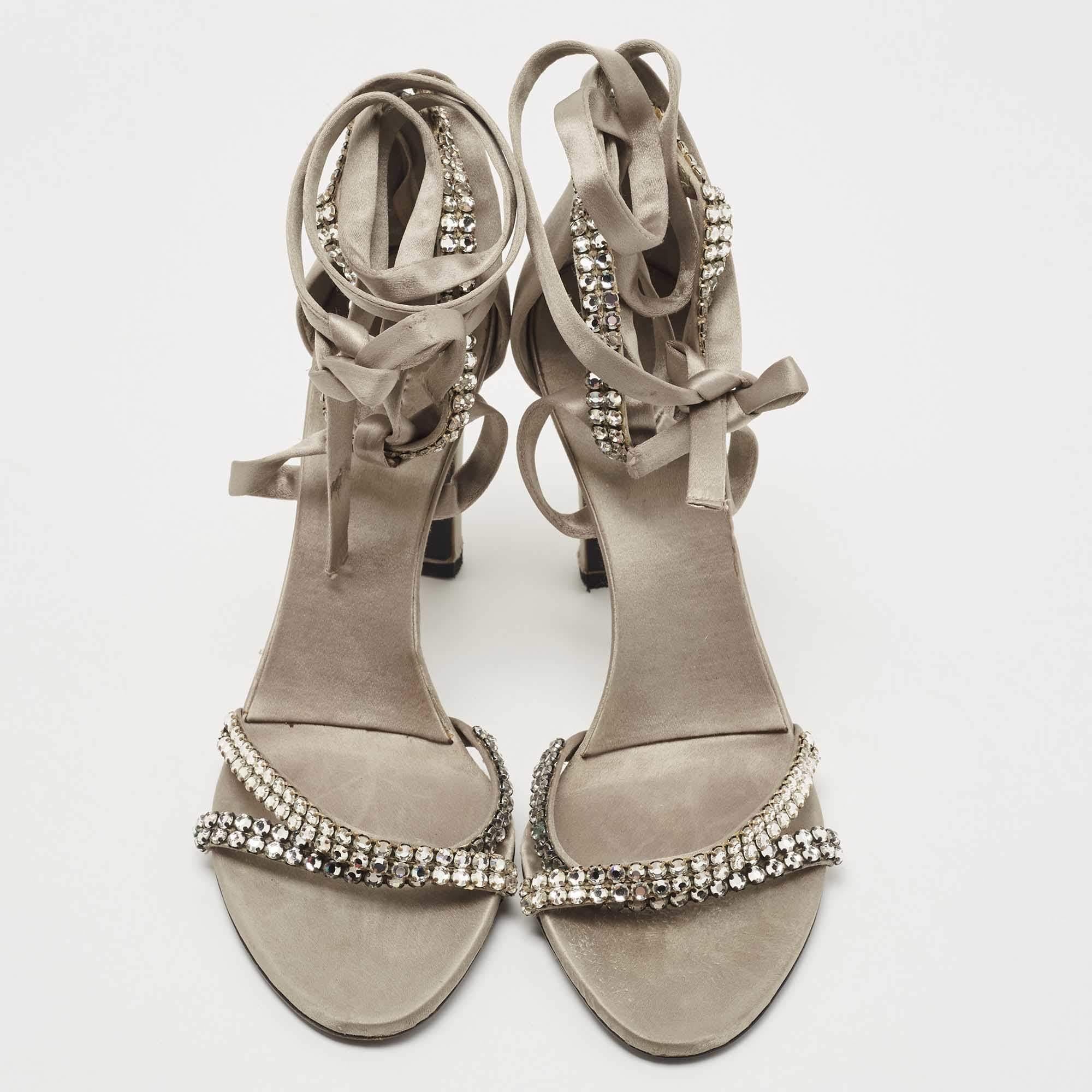 Gucci Grau Satin Kristall verzierte Knöchel-Wickelsandalen Größe 37,5 Damen im Angebot