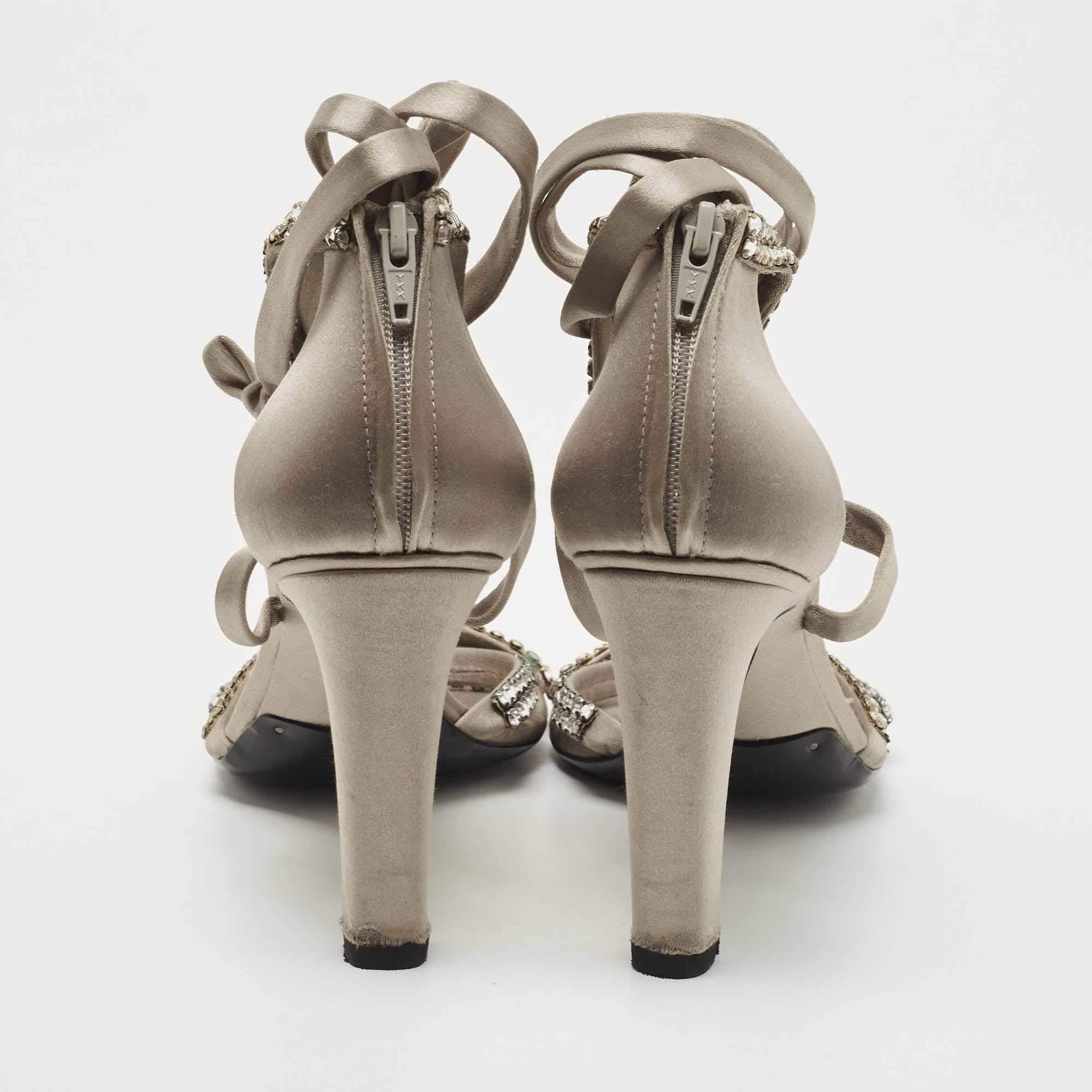 Gucci Grau Satin Kristall verzierte Knöchel-Wickelsandalen Größe 37,5 im Angebot 1