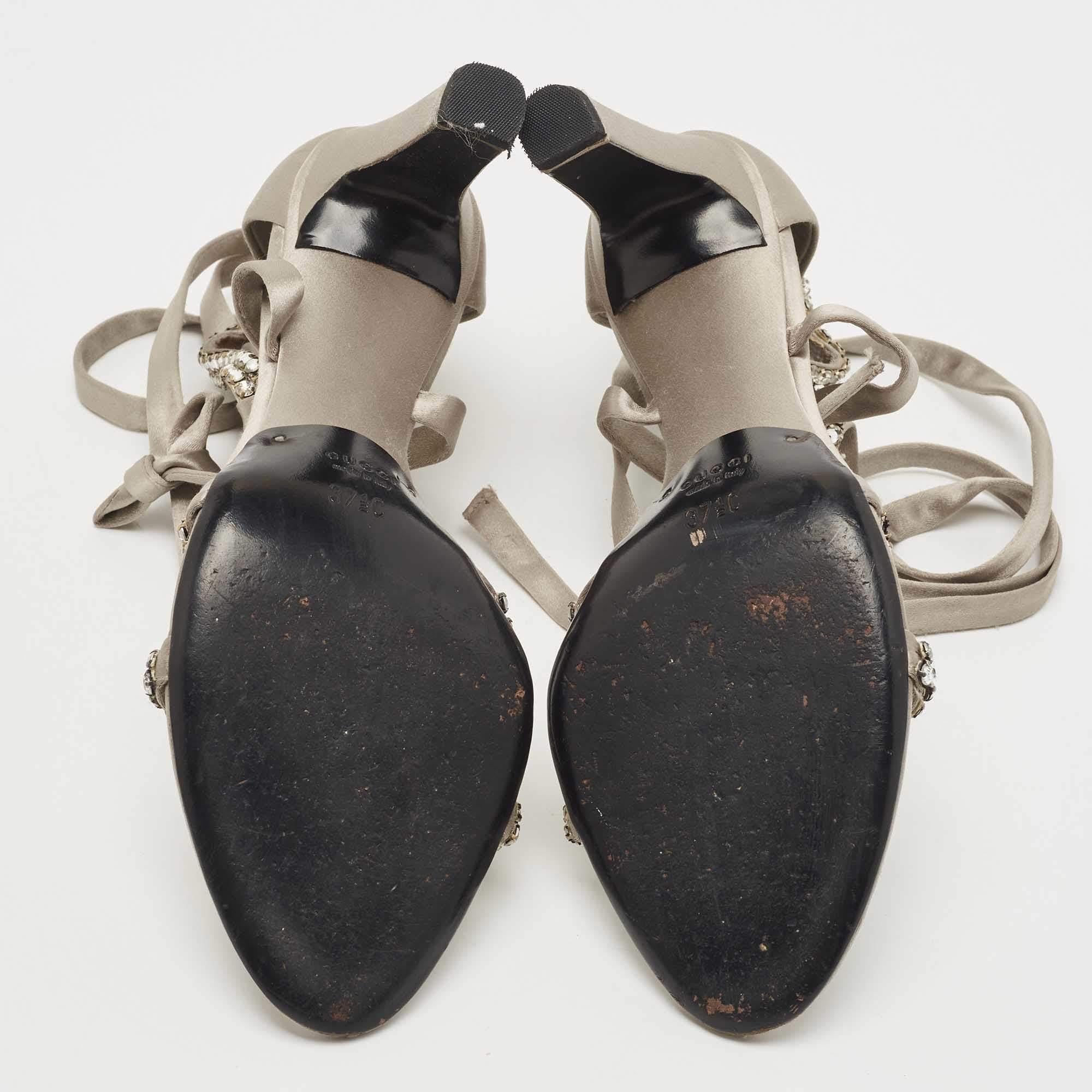 Gucci Grau Satin Kristall verzierte Knöchel-Wickelsandalen Größe 37,5 im Angebot 2