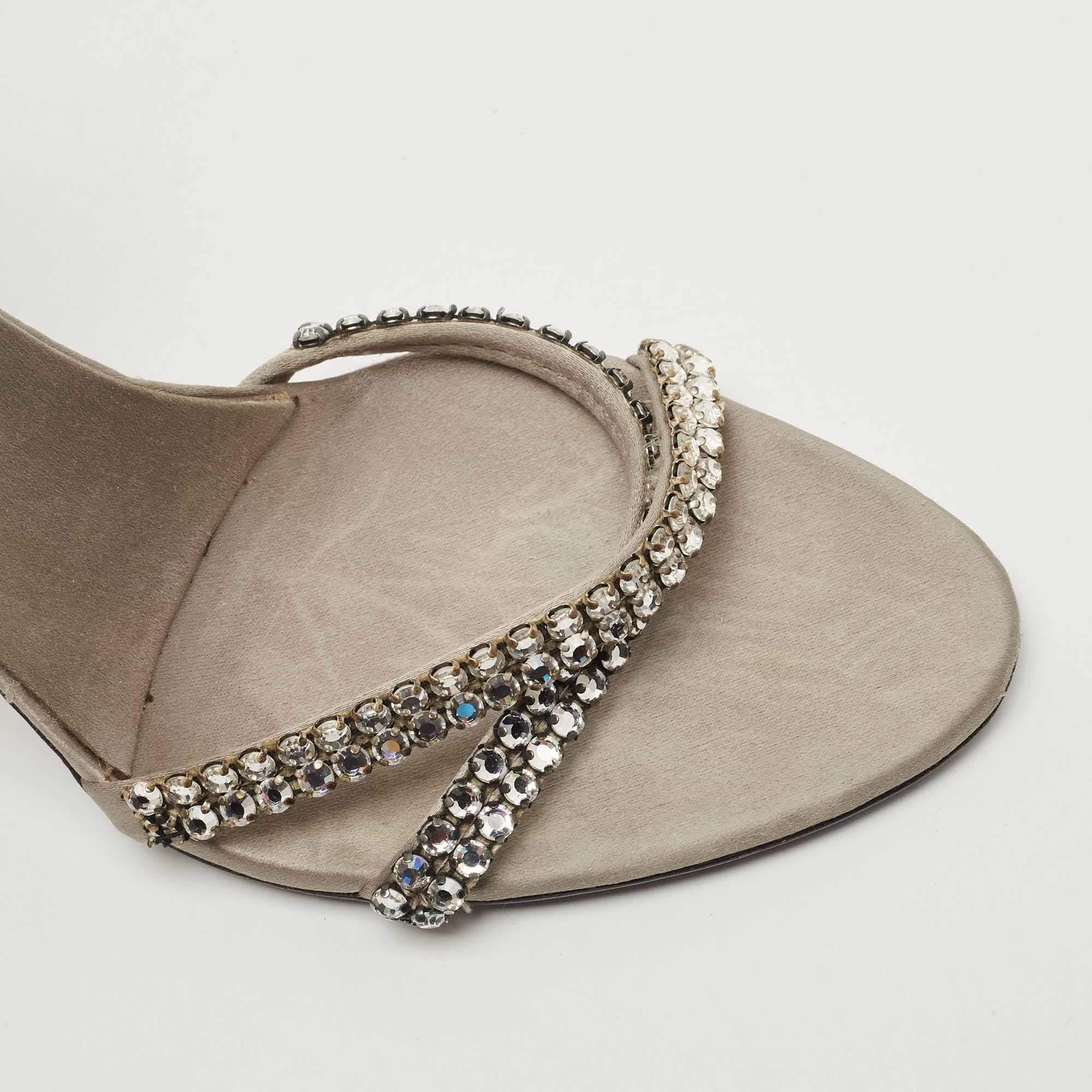 Gucci Grau Satin Kristall verzierte Knöchel-Wickelsandalen Größe 37,5 im Angebot 3