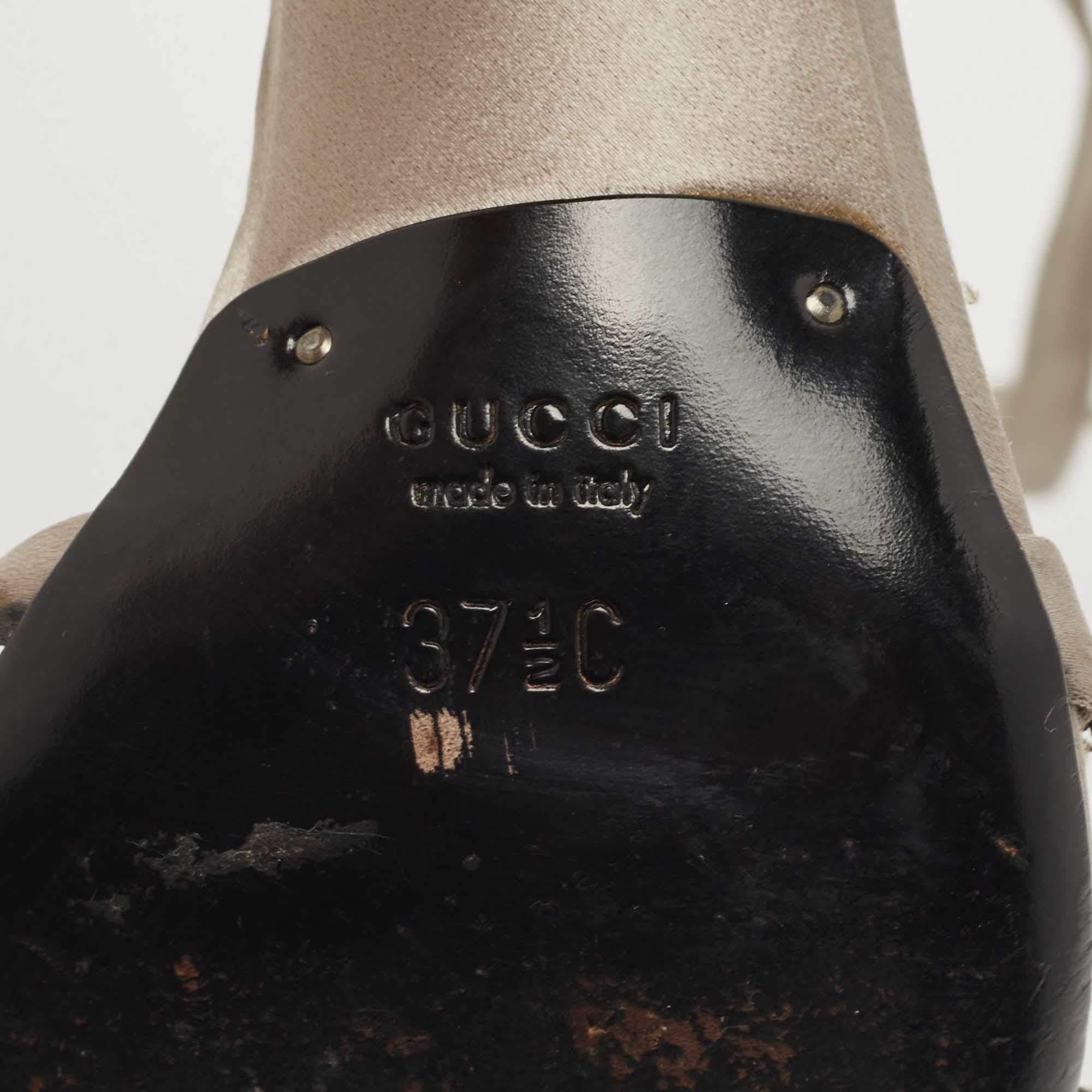 Gucci Grau Satin Kristall verzierte Knöchel-Wickelsandalen Größe 37,5 im Angebot 4