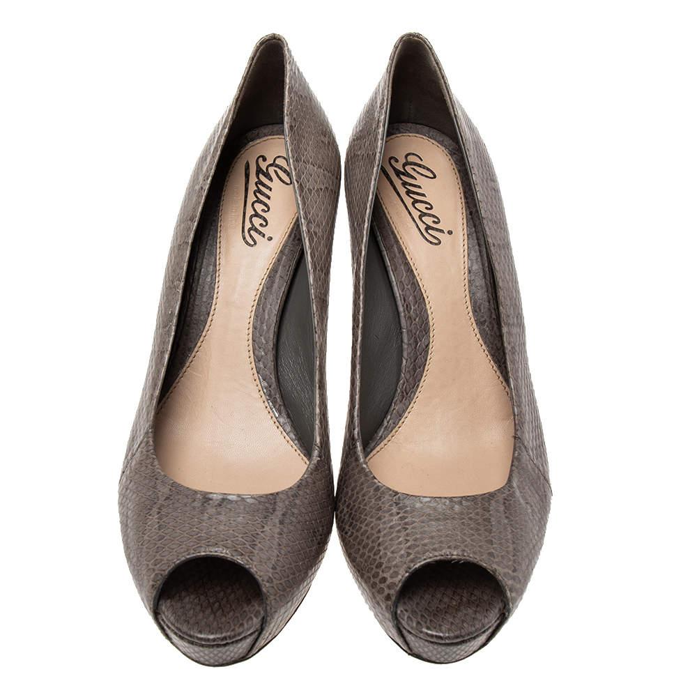 Women's Gucci Grey Snakeskin Leather Peep-Toe Platform Pumps Size 38 For Sale