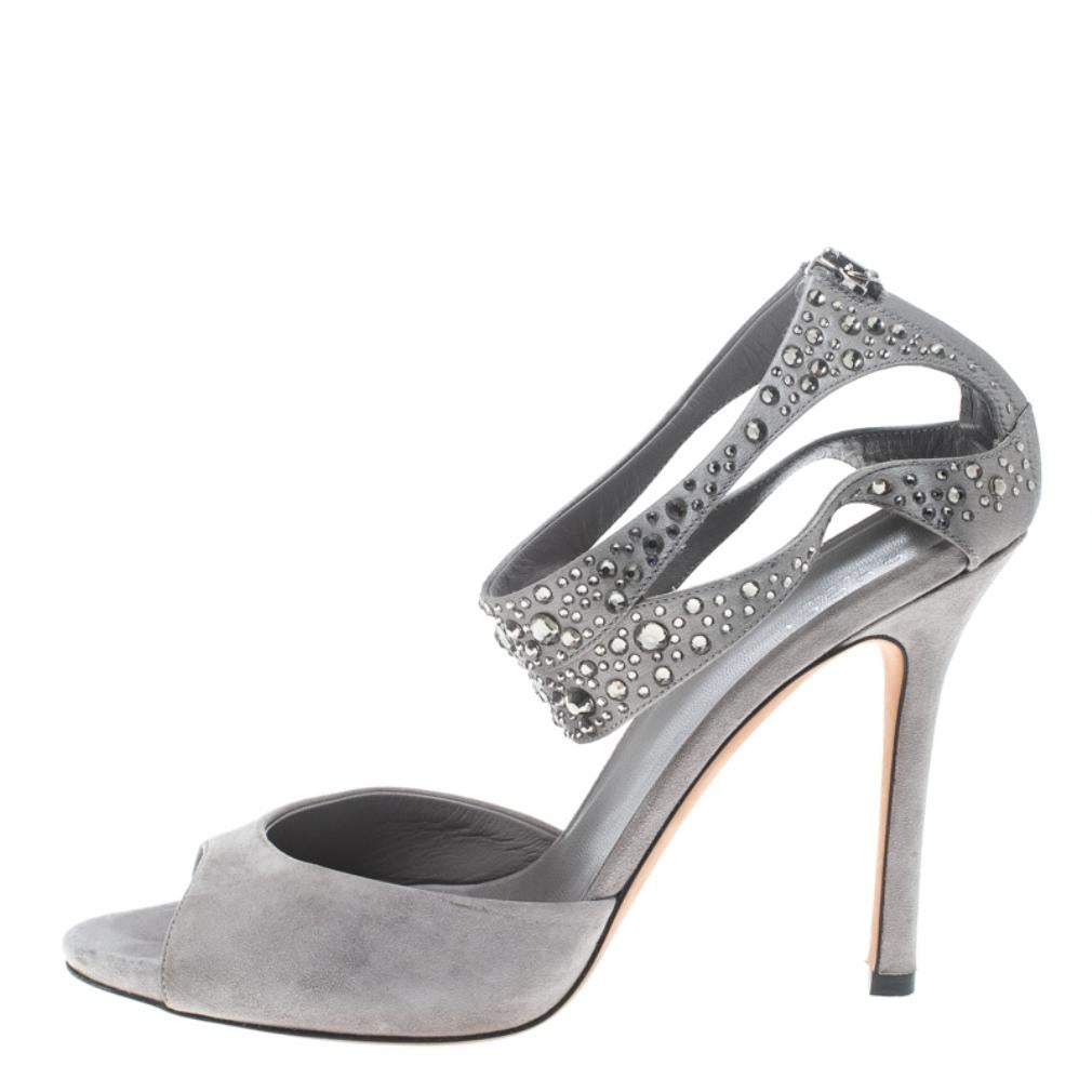 Gucci never fails to impress and yet again charms us with these splendid sandals. The grey sandals are crafted from suede and satin and feature an open toe silhouette. They flaunt single vamp straps and crystal embellished cutout ankle straps.