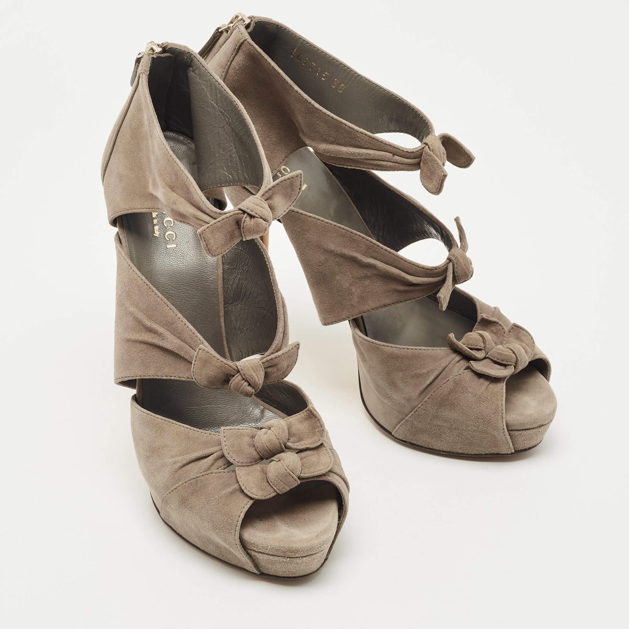 Gucci Grey Suede Bow Ankle Strap Sandals Size 38 In Good Condition In Dubai, Al Qouz 2