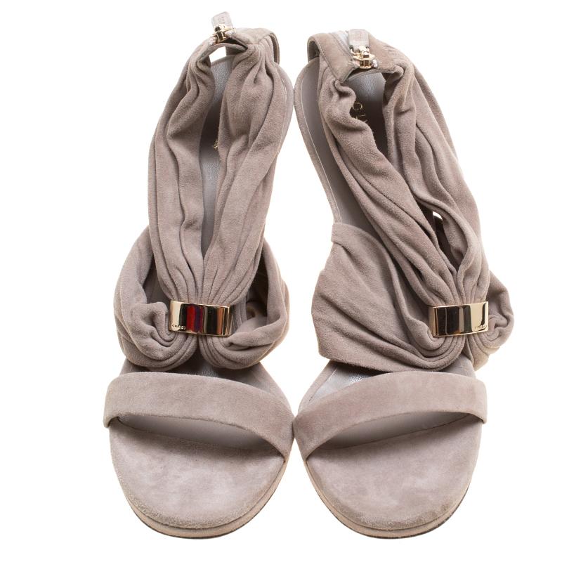 How chic, stylish and trendy do these Carrie sandals from Gucci look! The grey sandals are crafted from suede and feature an open toe silhouette. They flaunt a gathered bow detailing with gold-tone hardware and back zippers. Comfortable insoles, 12
