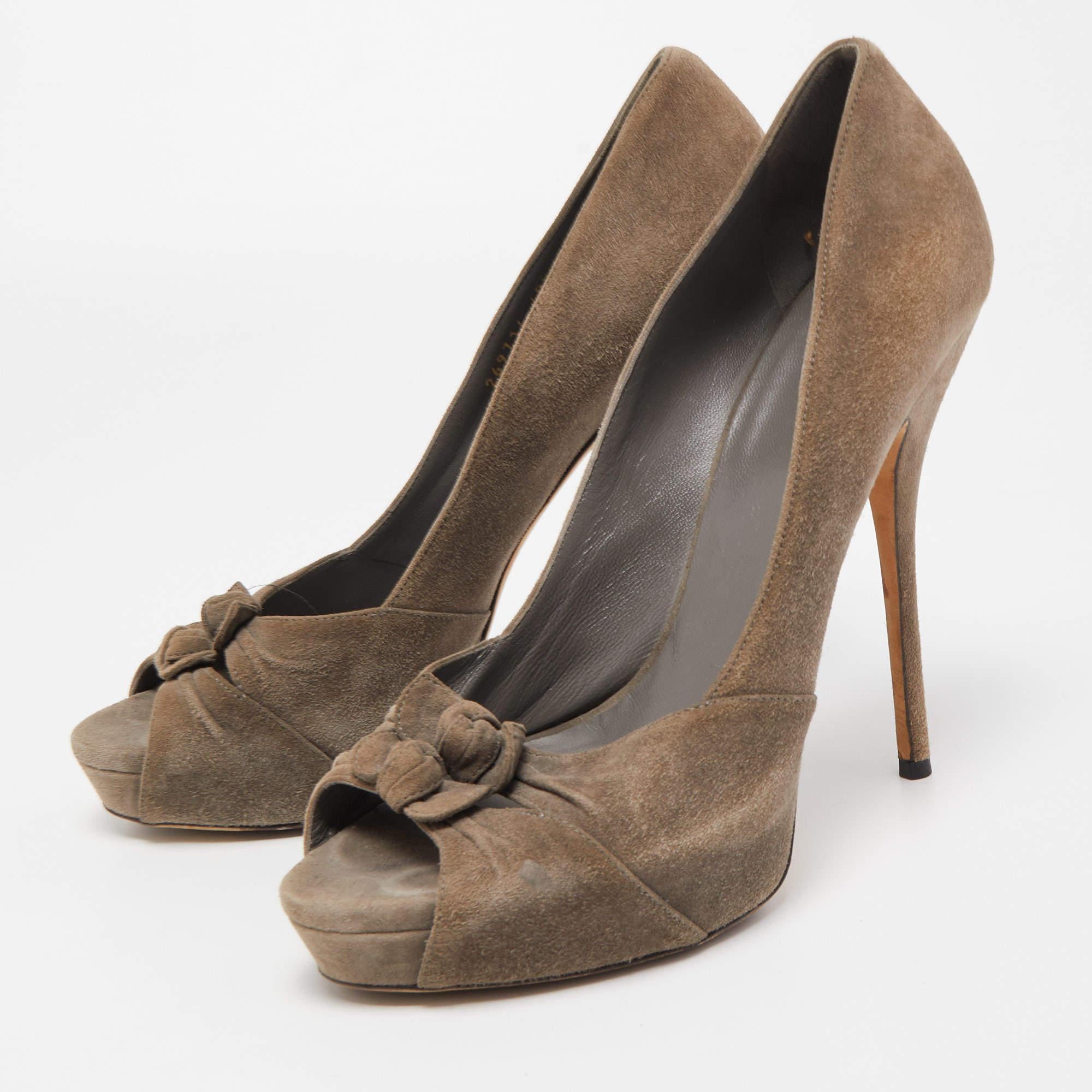 Faites preuve de chic avec ces escarpins de créateur. Elles présentent des talons robustes et des semelles durables, parfaits pour vos sorties à la mode !