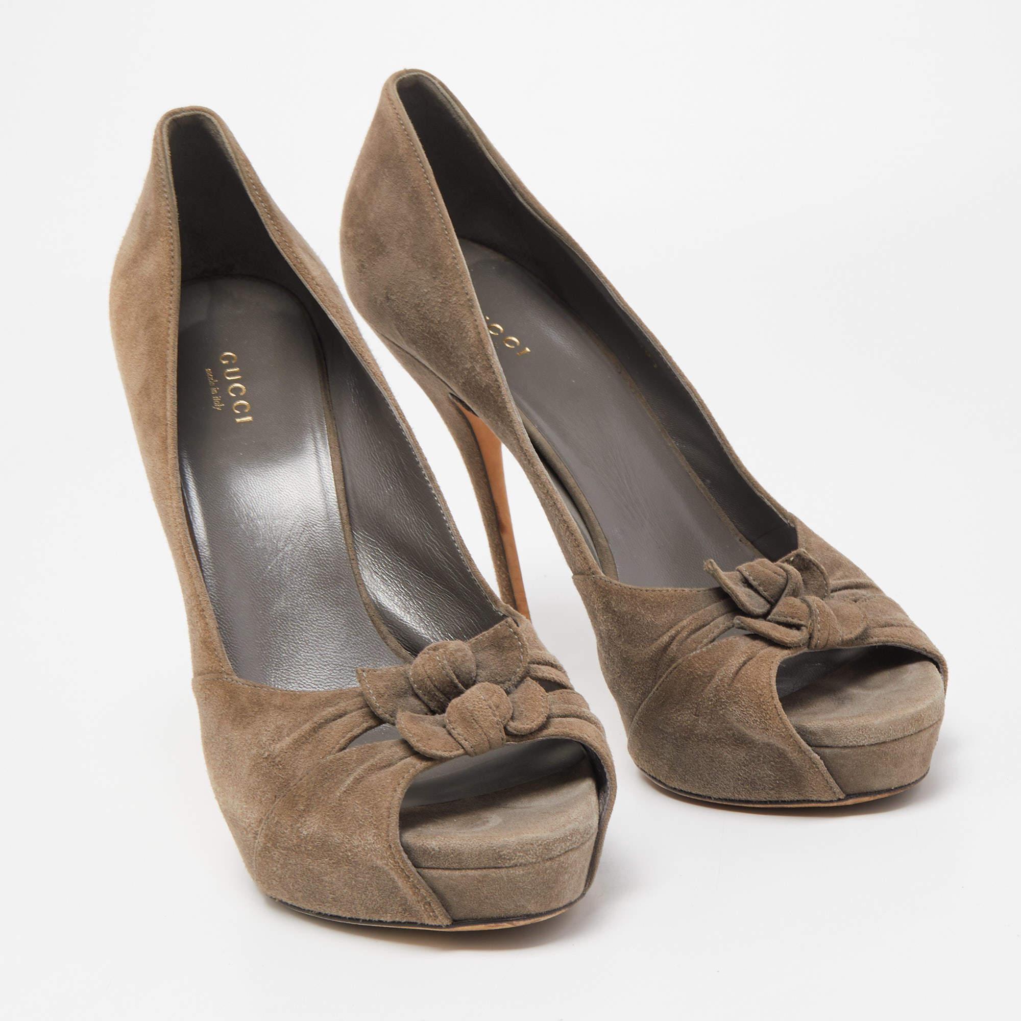 Escarpins Gucci en daim gris à double nœud et bout ouvert, taille 40,5 Bon état à Dubai, Al Qouz 2