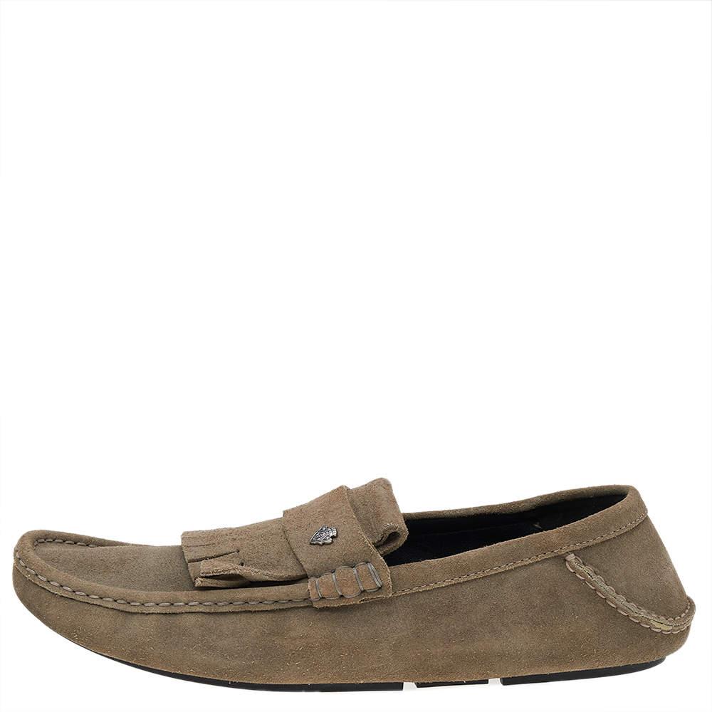 Functional and stylish, Gucci collections capture the effortless, nonchalant finesse of the modern man. Crafted from suede in a grey shade, these loafers are so comfortable you'll never want to take them off. They are topped with penny straps and