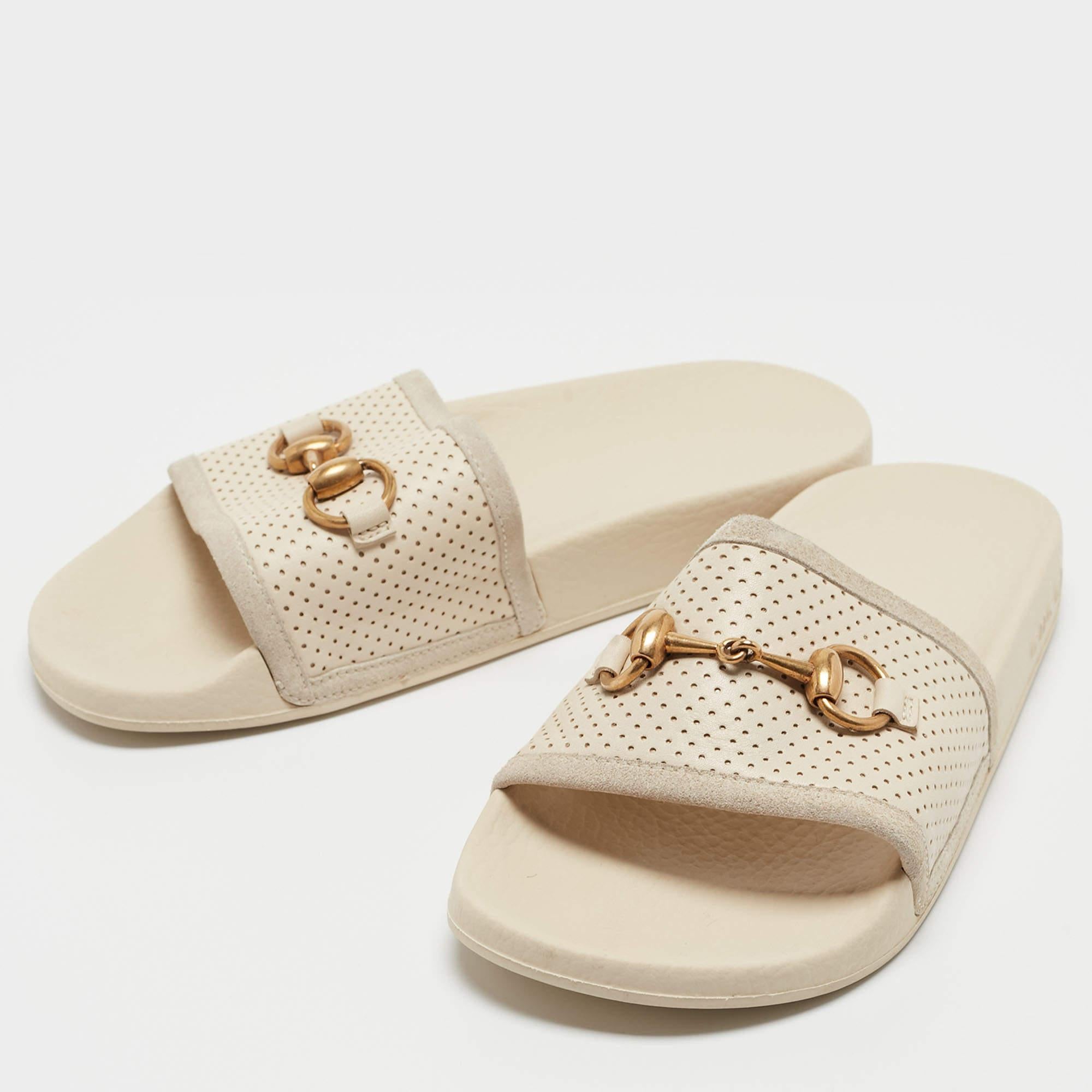 Comfort and style come together with these slide sandals from Gucci! The grey slides are crafted from suede and feature an open toe silhouette. They flaunt the signature Horsebit detail in gold-tone on the vamps and are sure to make your feet very