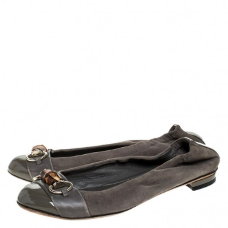 Cette paire de chaussures plates de Gucci allie confort et style. Confectionnées en daim et en cuir, elles présentent des orteils ronds et des motifs Horsebit avec bambou sur l'empeigne. Cette paire peut être associée à des tenues décontractées.