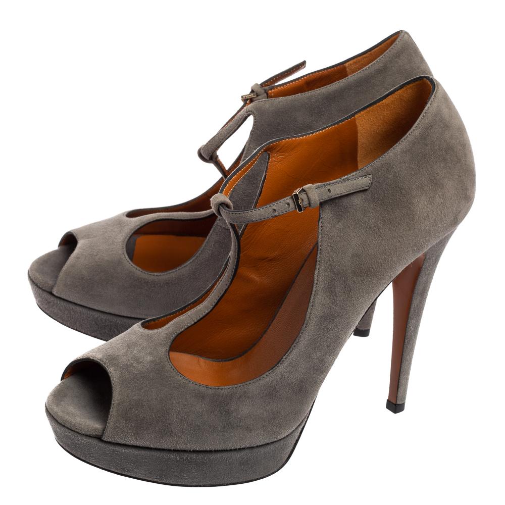 Brown Gucci Grey Suede Peep-Toe Platform T-Strap Sandals Size 38 For Sale