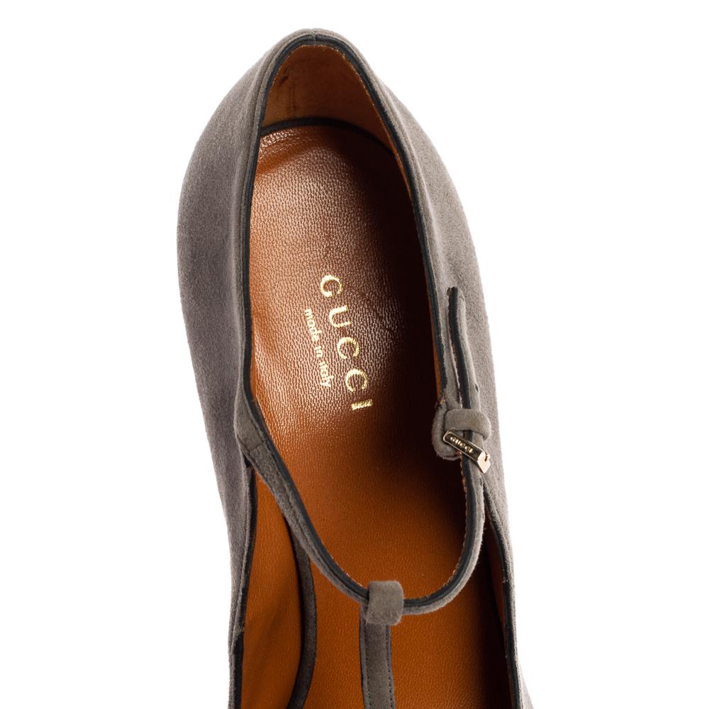 Gucci Grey Suede Peep-Toe Platform T-Strap Sandals Size 38 In Excellent Condition For Sale In Dubai, Al Qouz 2