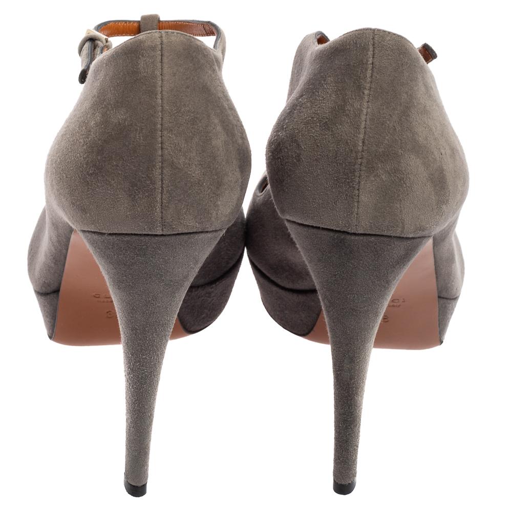 Women's Gucci Grey Suede Peep-Toe Platform T-Strap Sandals Size 38 For Sale