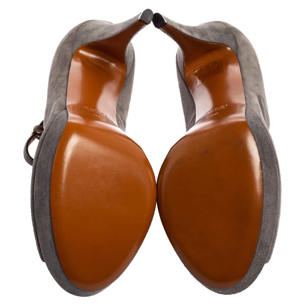 Gucci Grey Suede Peep-Toe Platform T-Strap Sandals Size 38 For Sale 2