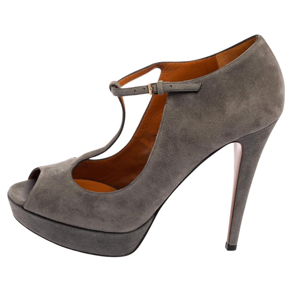 Gucci Grey Suede Peep-Toe Platform T-Strap Sandals Size 38 For Sale