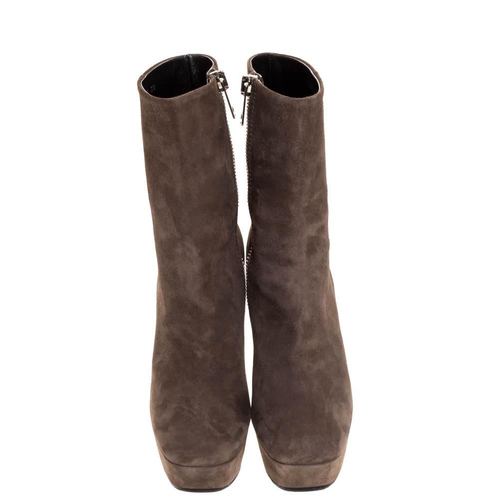 A pair of impressive ankle boots like this, from the house of Gucci, offers quality like none other. Crafted from luxurious suede, they come in a lovely shade of grey. They are styled with square toes, platforms, zip closures, silver-tone hardware,