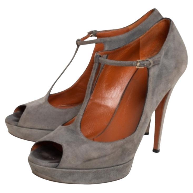 You will look absolutely fashionable in these sandals crafted using suede. Designed by Gucci, this pair brings the right mix of comfort and style. Put your best foot forward in these grey sandals featuring peep toes, buckle closure, platforms, and
