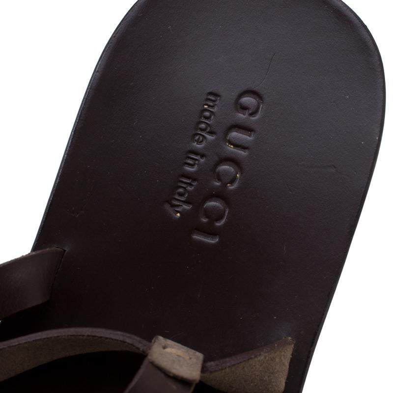 Gucci Grey Suede Strappy Flat Sandals Size 42 In Good Condition In Dubai, Al Qouz 2