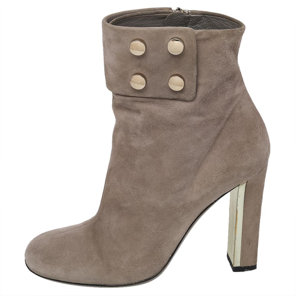 Sencillos y sofisticados, estos botines de Gucci son una compra obligada para la que va a la moda. Están confeccionadas en ante y vienen equilibradas sobre tacones robustos. Pueden combinarse con una túnica larga o una camisa oversize para causar