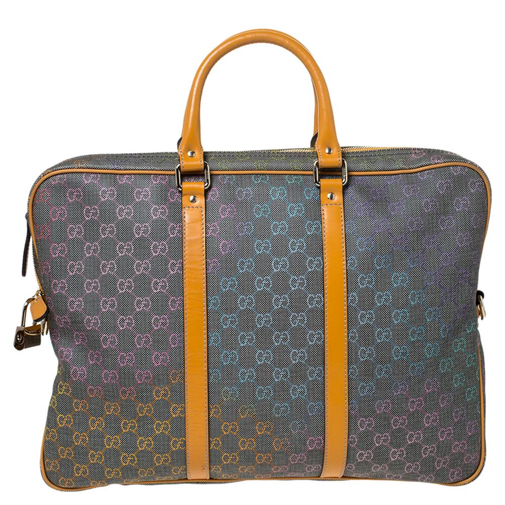 Created using a low environmental impact material, which is the GG Supreme canvas, this briefcase takes on the work look in true Gucci style. The bag has leather trims, two handles and a zip closure to secure the spacious