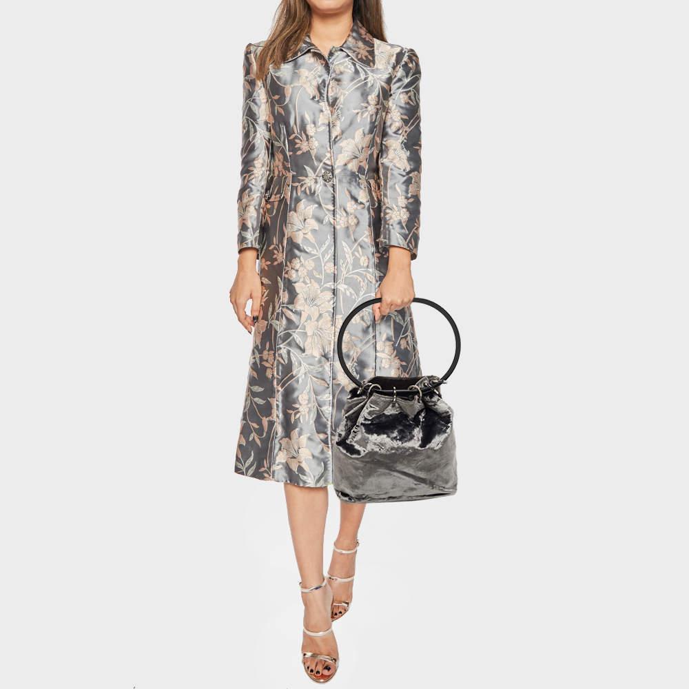 Displaying exquisite craftsmanship, this fabulous bag will certainly live up to your expectations. Featuring a chic design, it is made from luxe materials and has an interior for carrying your little essentials.