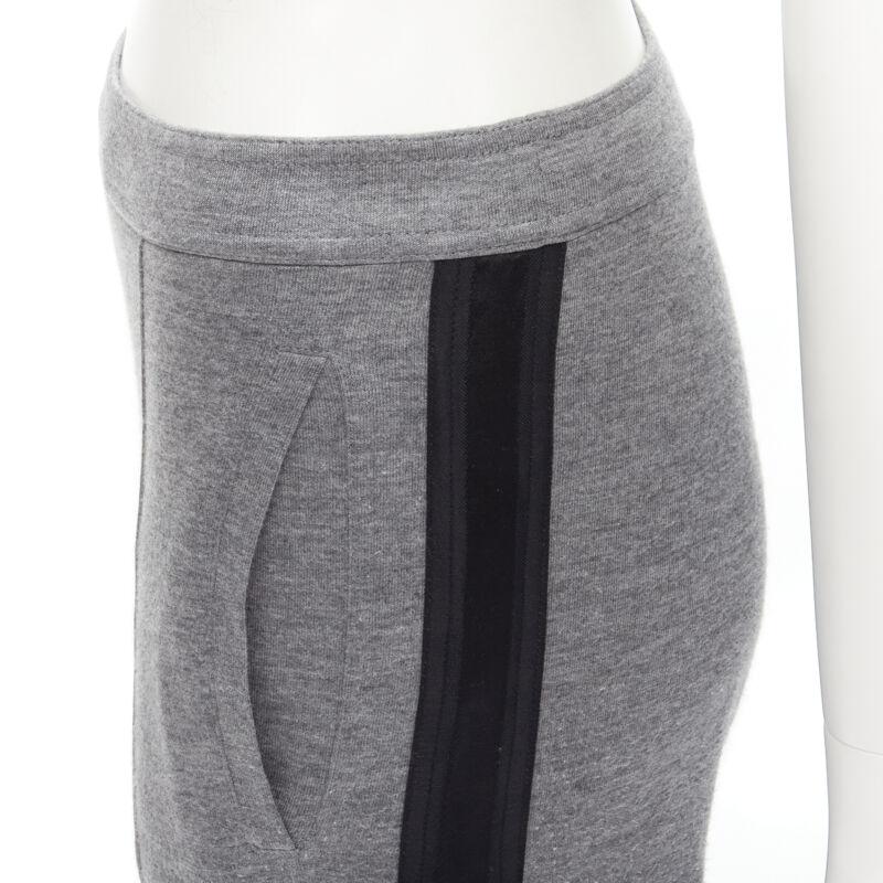 Gucci - Pantalon de survêtement large en viscose de coton grise avec bande latérale noire XS en vente 2