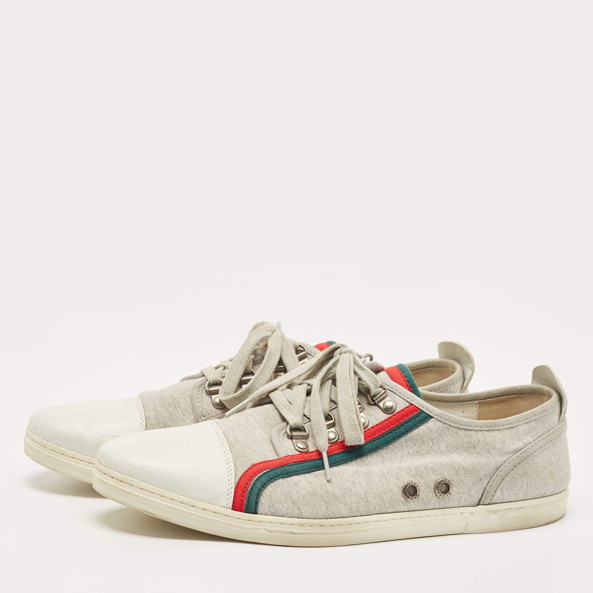 Queste sneakers di design, dalla silhouette classica, sono una combinazione perfetta di lusso, comfort e stile. Queste sneakers sono progettate con dettagli firmati e solette confortevoli.