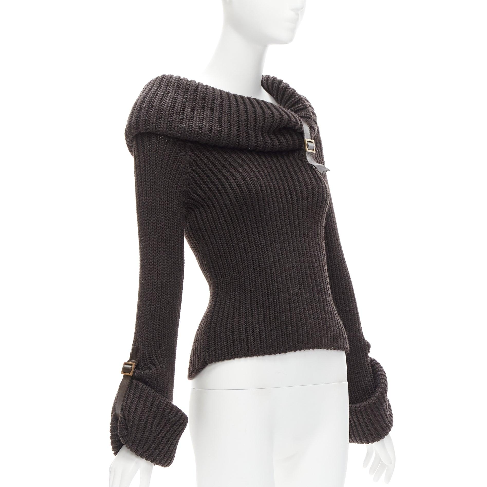 GUCCI grey wool silk cashmere leather buckle knit sweater S
Reference: TGAS/D00911
Brand: Gucci
Material: Virgin Wool, Silk, Cashmere
Color: Grey
Pattern: Solid
Closure: Buckle
Extra Details: Adjustable buckles on leather straps.
Made in: