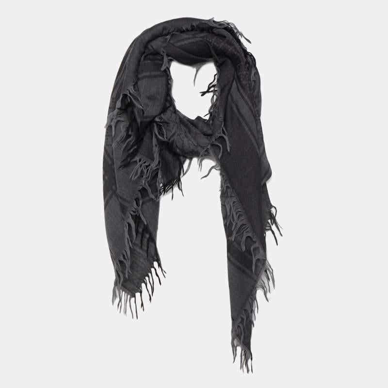 For days when you want your accessory to essay your style, this Gucci shawl is perfect. It carries a gorgeous shade with the signature GG motif all over it. This shawl is created from quality fabrics for a luxurious feel and is completed with