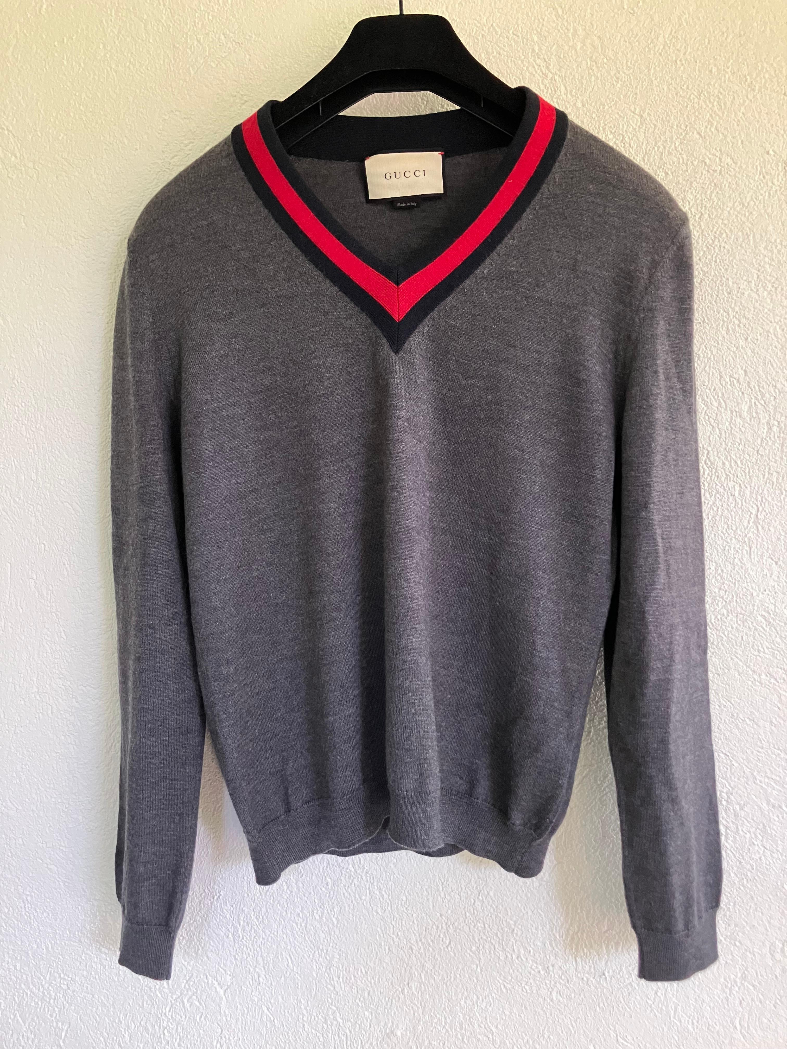 Gucci Pullover mit V-Ausschnitt aus grauer Wolle im Zustand „Gut“ im Angebot in New York, NY
