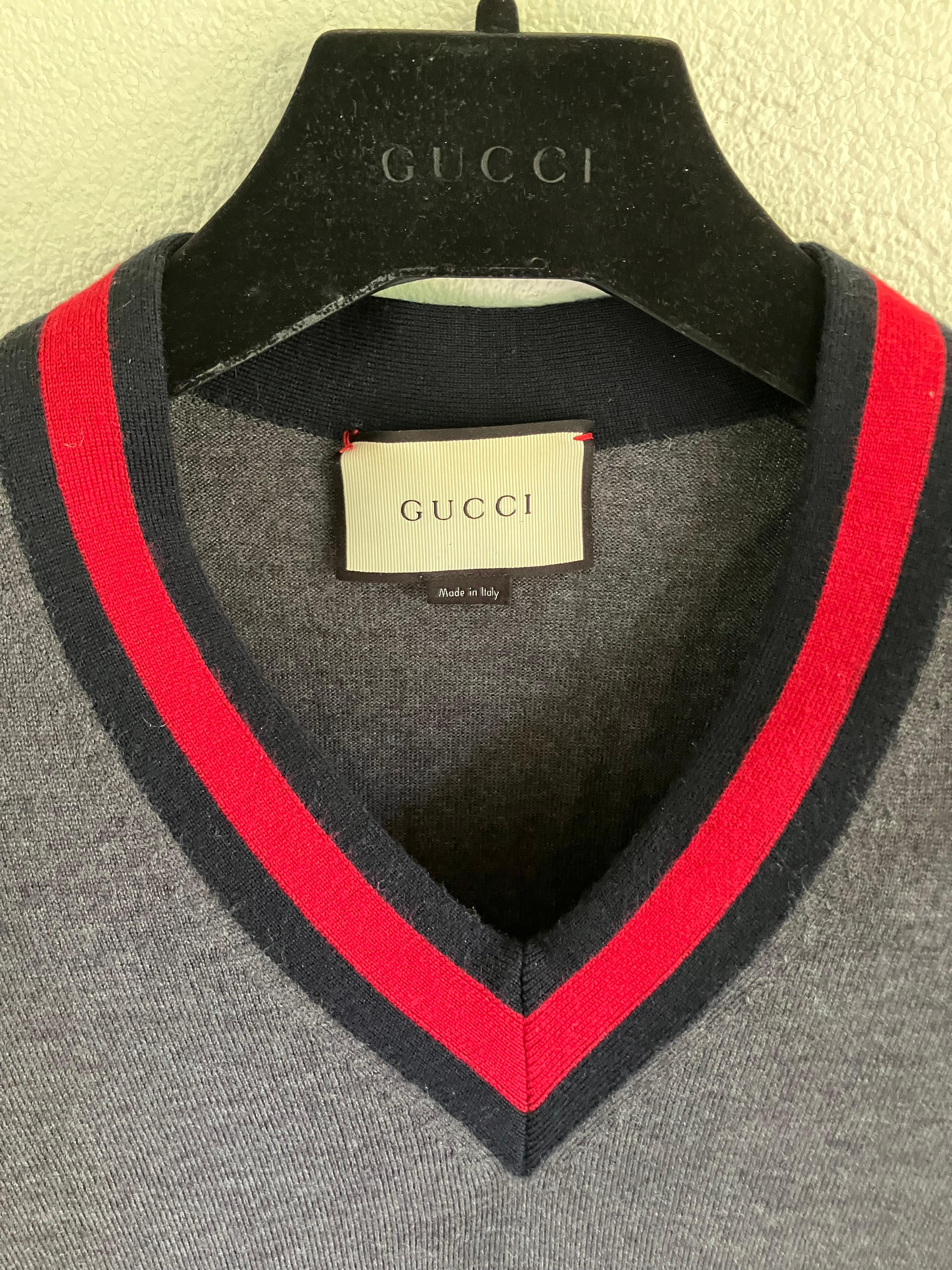 Gucci Pullover mit V-Ausschnitt aus grauer Wolle (21. Jahrhundert und zeitgenössisch) im Angebot