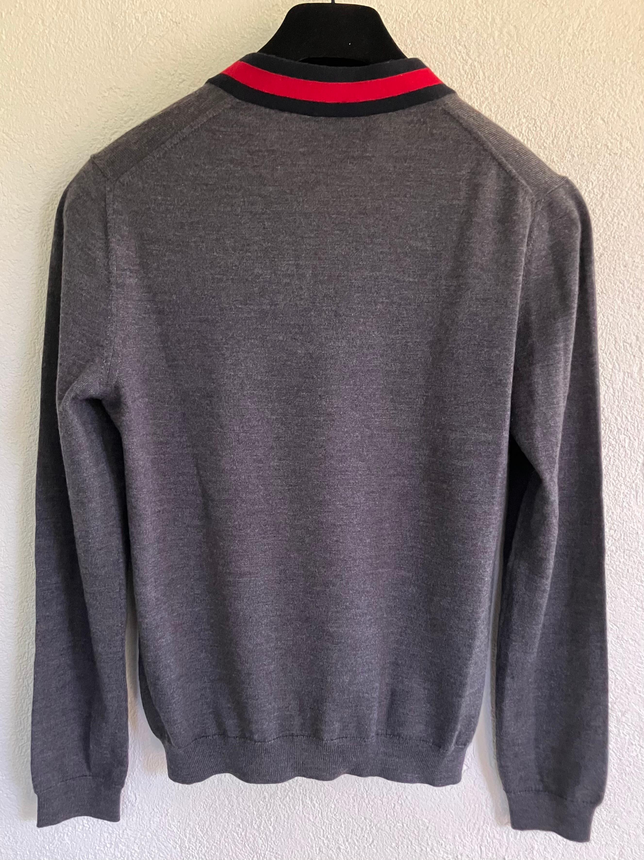 Gucci Pullover mit V-Ausschnitt aus grauer Wolle im Angebot 1