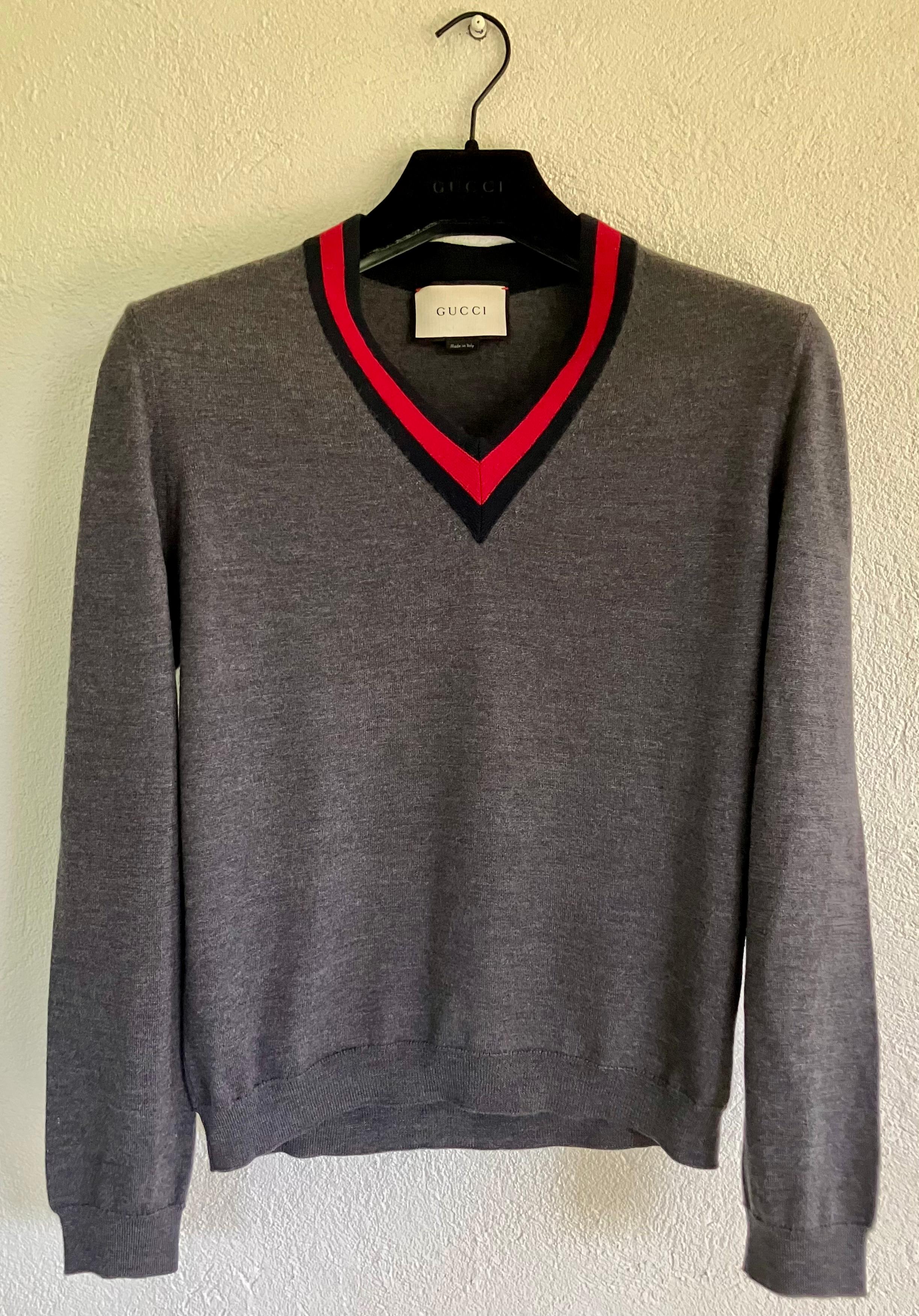 Gucci Pullover mit V-Ausschnitt aus grauer Wolle im Angebot 2