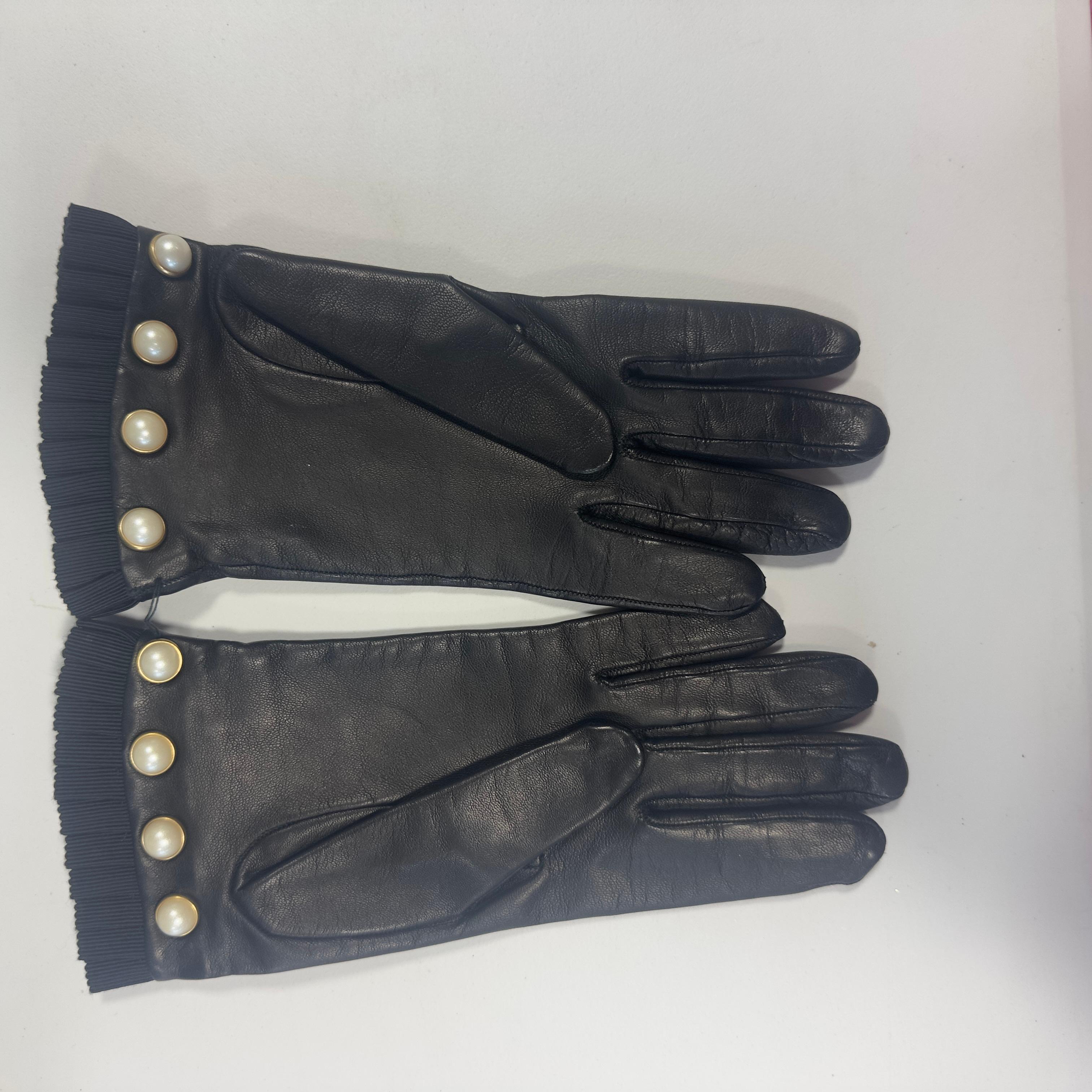 Gucci - Guanti in Pelle con Bottoni Perla GG, neuwertig im Angebot 8