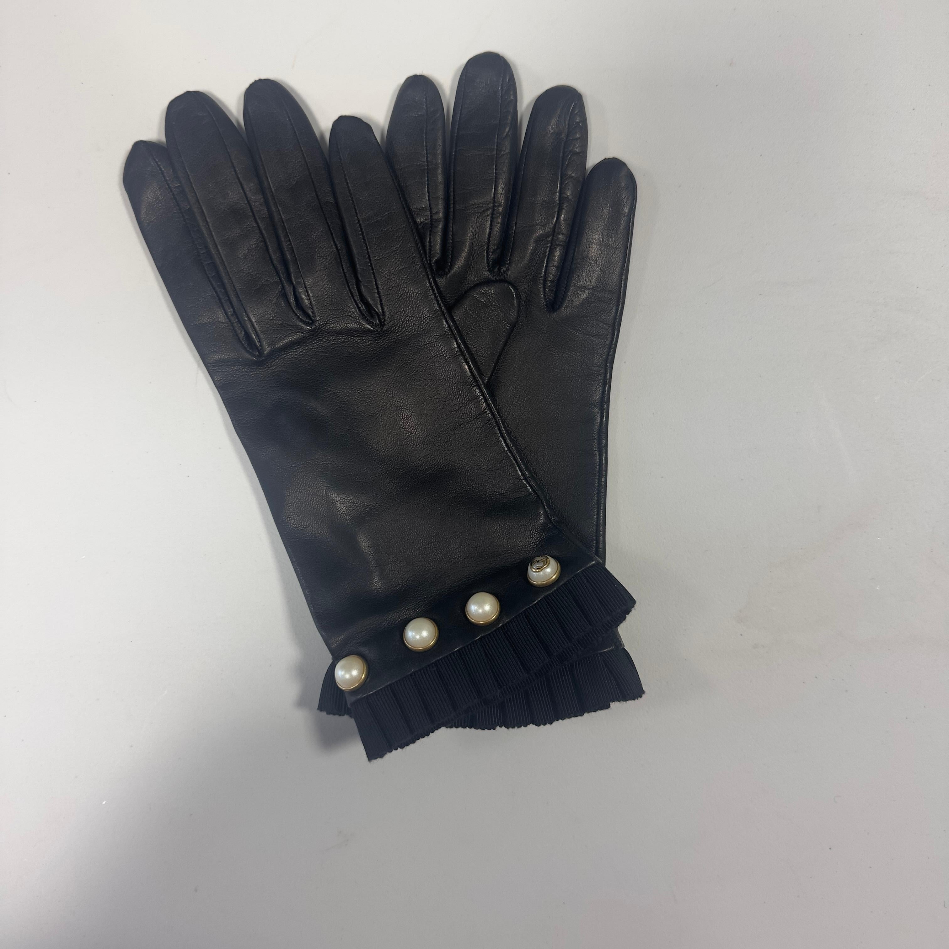 Gucci - Guanti in Pelle con Bottoni Perla GG, neuwertig im Angebot 9