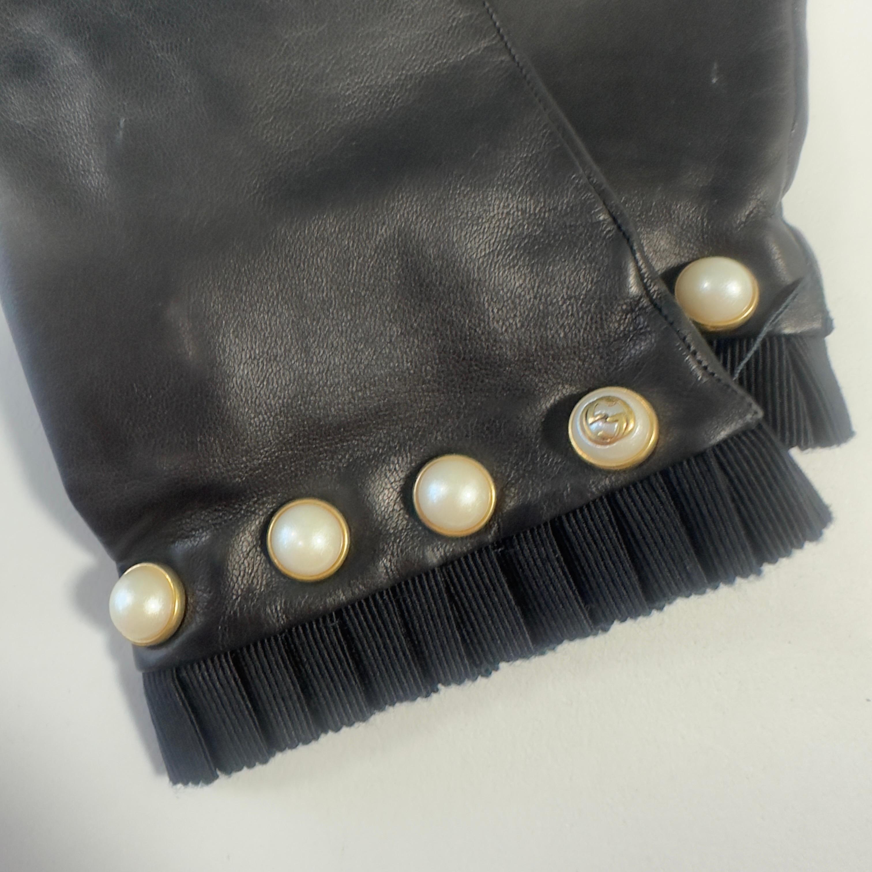Guanti Gucci aus morbidem Nappaleder, mit einer eleganten, geflochtenen Bordüre in Nero und einer Reihe von 