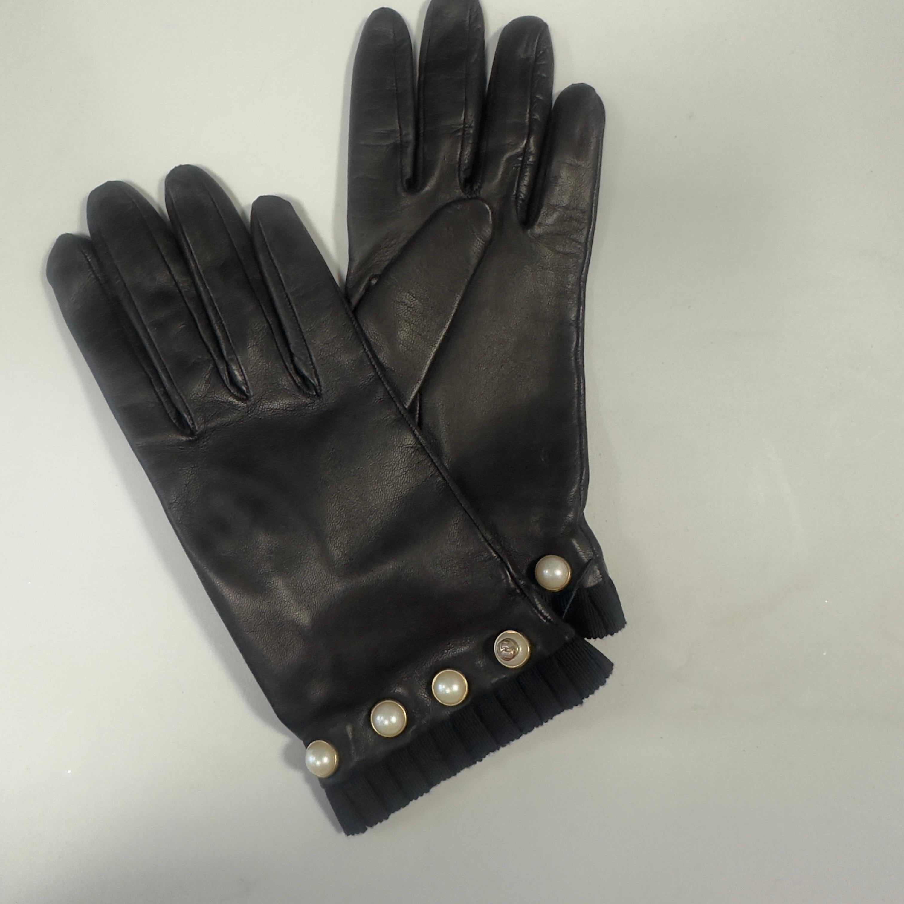 Gucci - Guanti in Pelle con Bottoni Perla GG, neuwertig (Schwarz) im Angebot