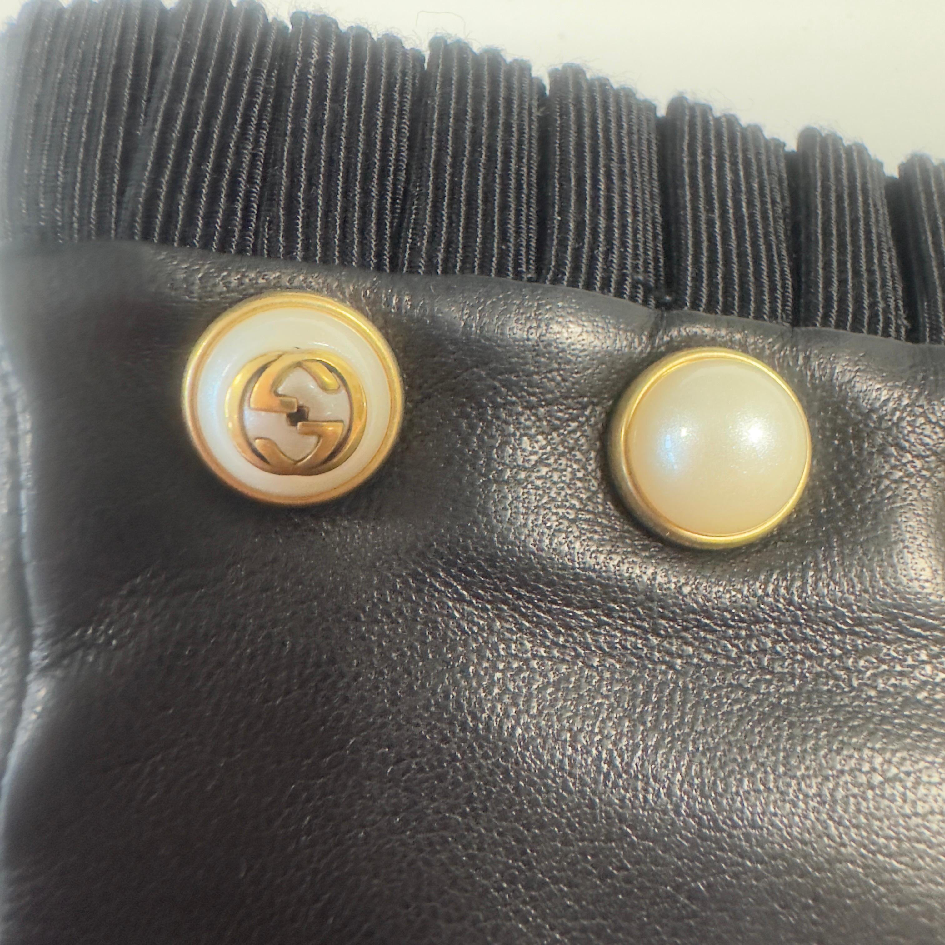Gucci - Guanti in Pelle con Bottoni Perla GG, neuwertig im Zustand „Neu“ im Angebot in Basaluzzo, IT