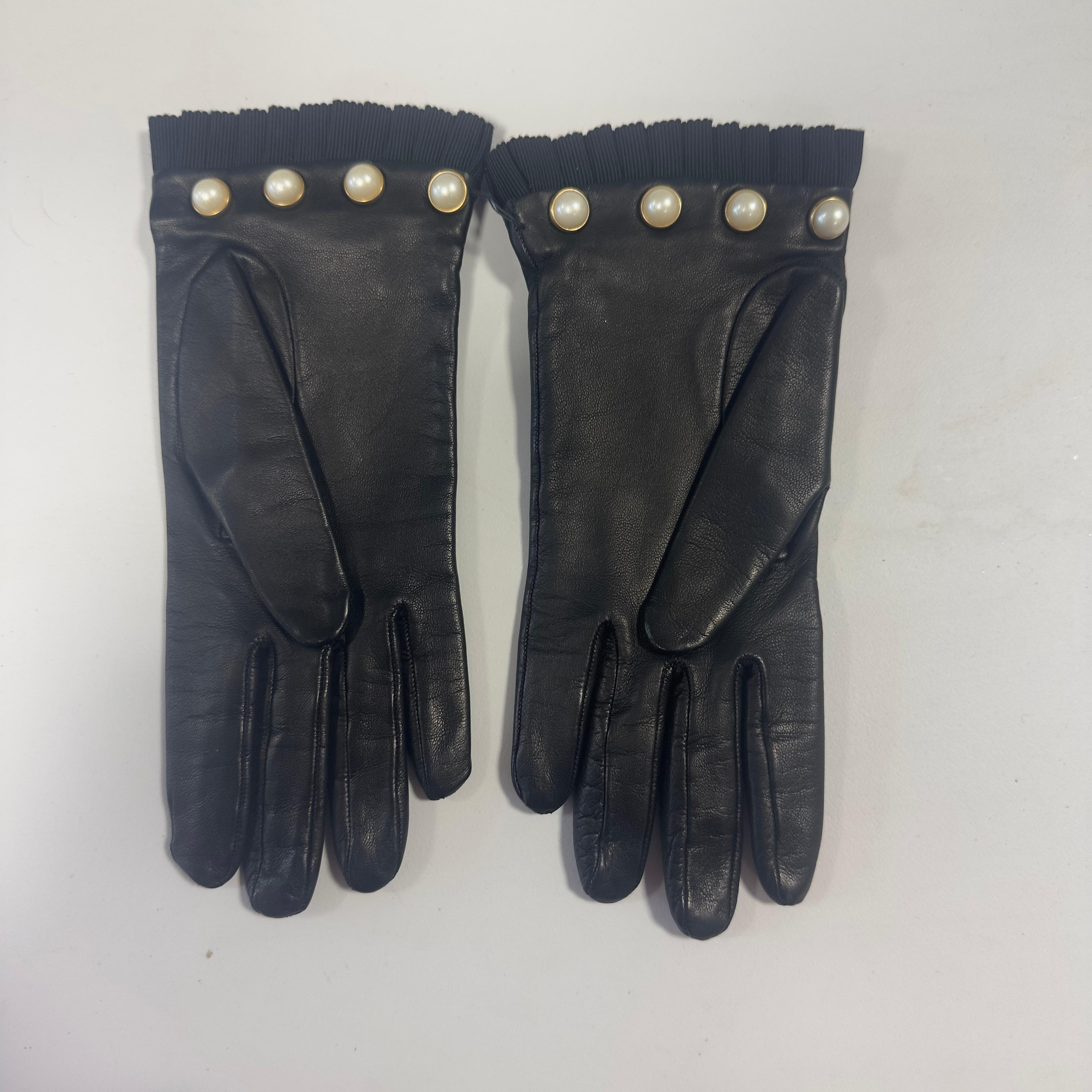 Gucci - Guanti in Pelle con Bottoni Perla GG, neuwertig Damen im Angebot