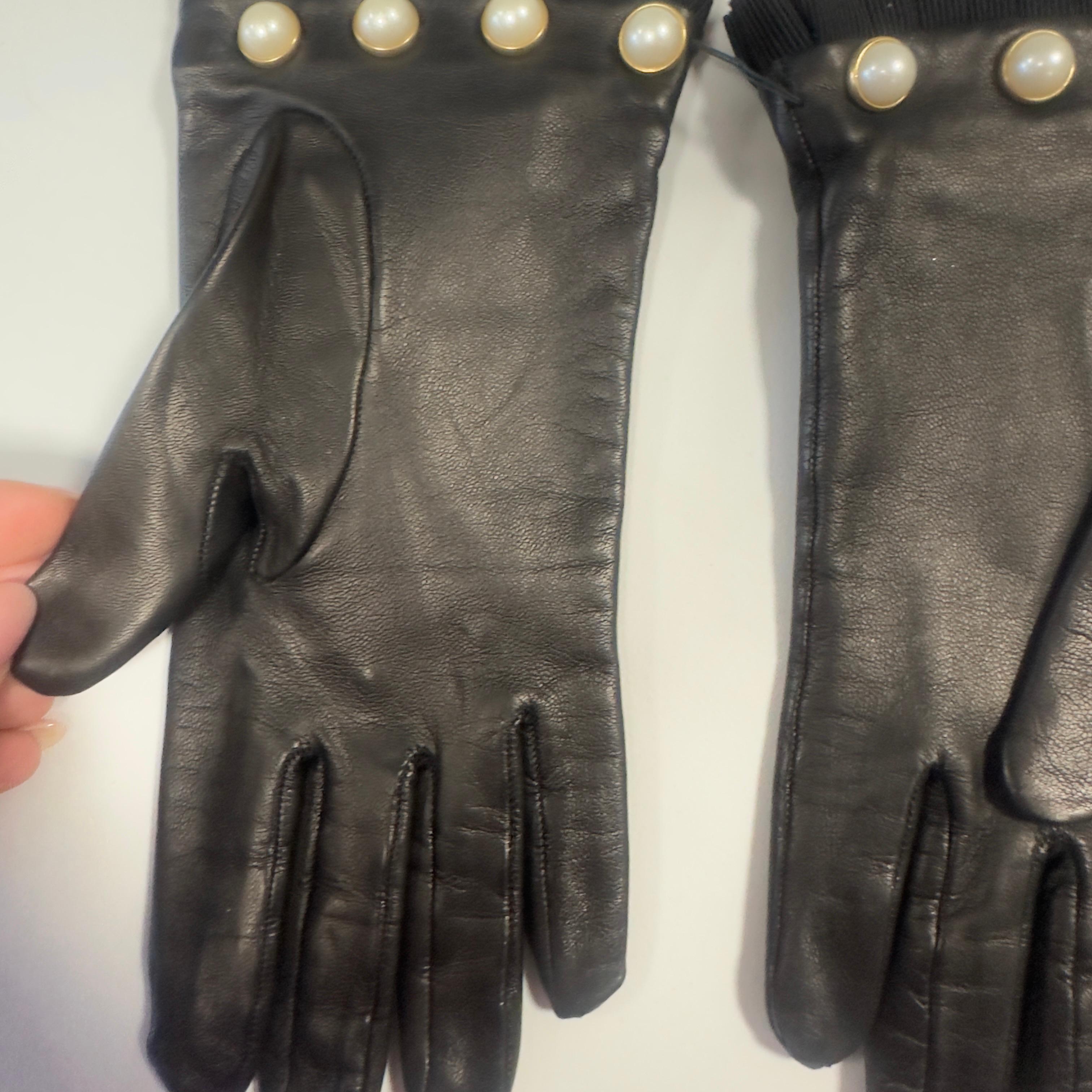 Gucci - Guanti in Pelle con Bottoni Perla GG, neuwertig im Angebot 1