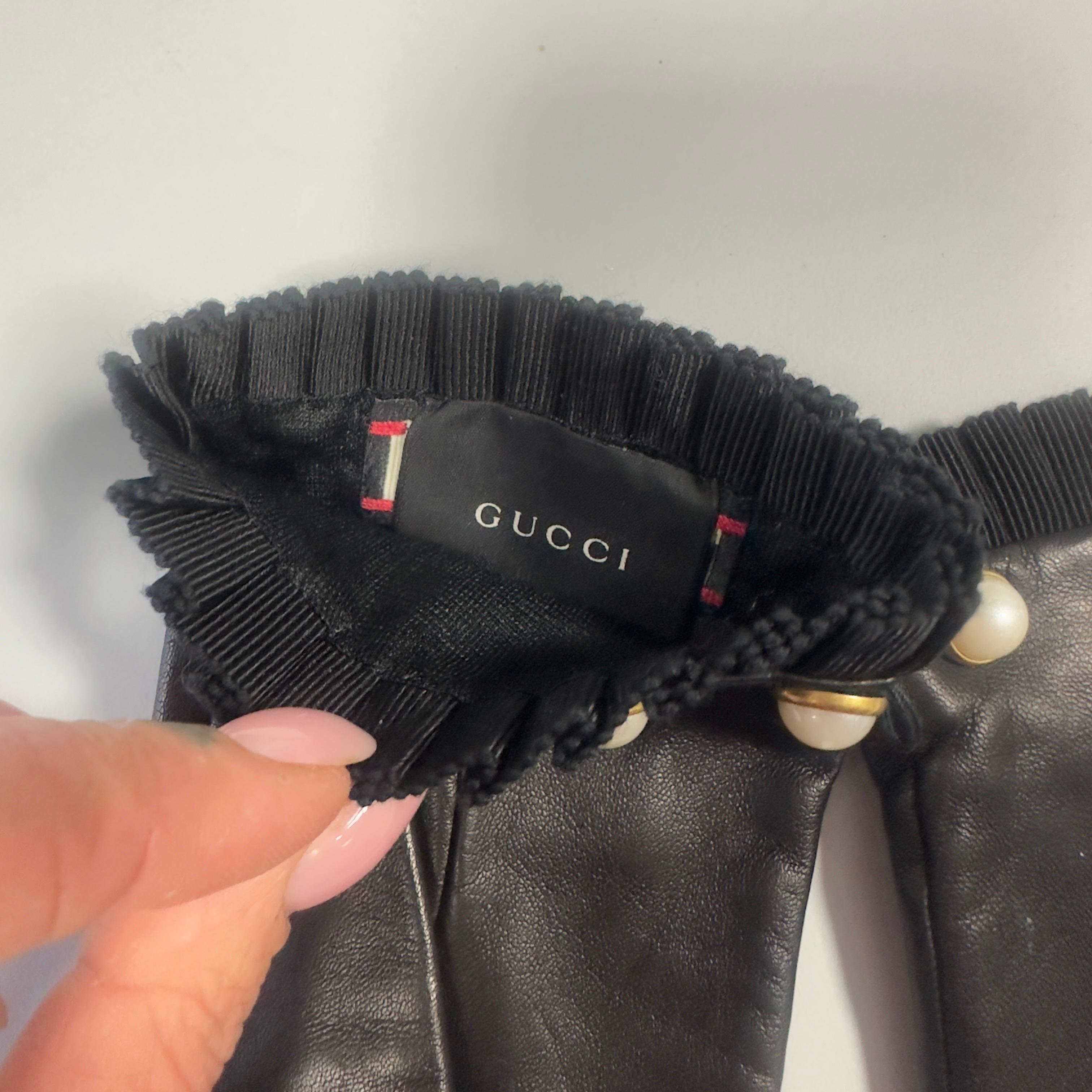 Gucci - Guanti in Pelle con Bottoni Perla GG, neuwertig im Angebot 3