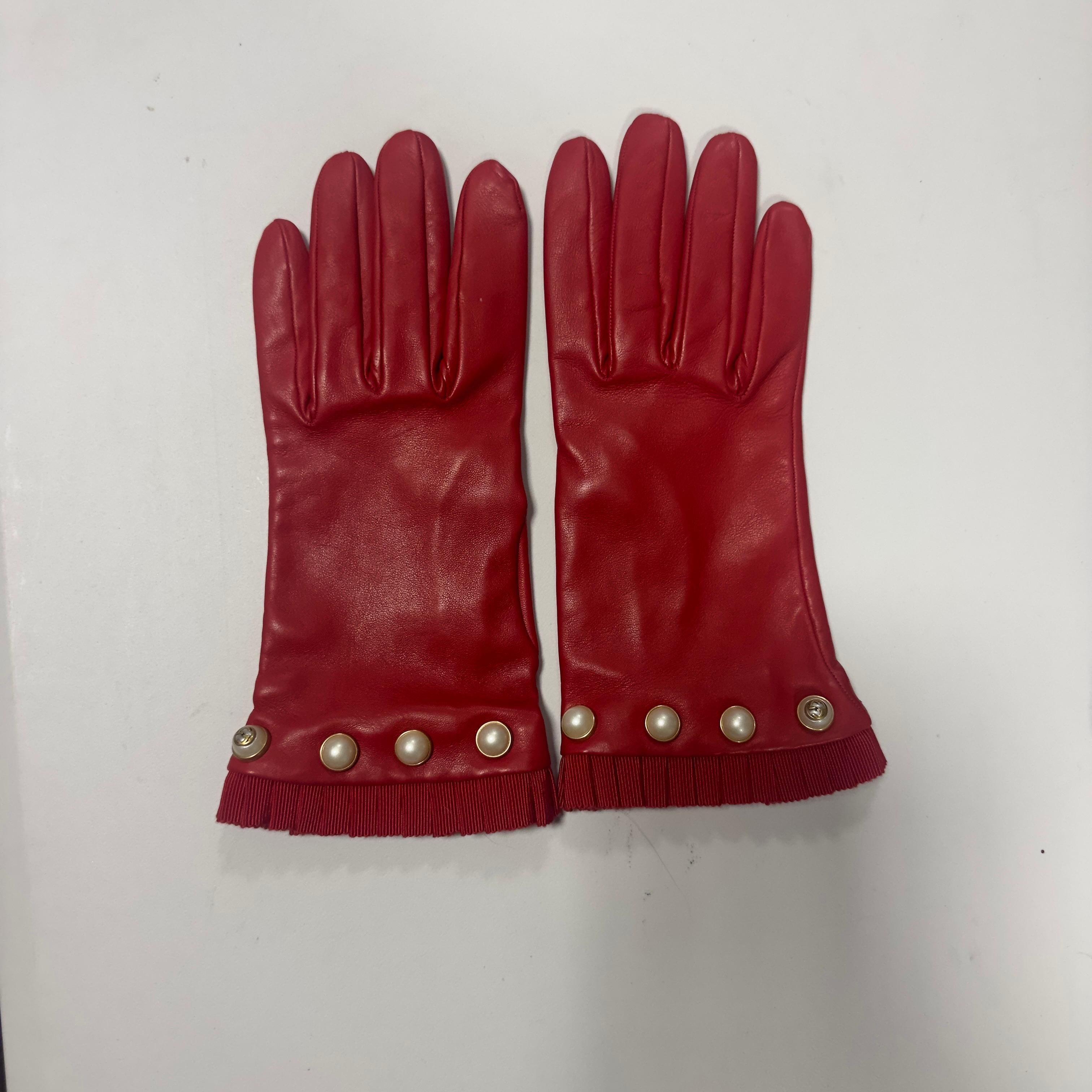 Gucci - Guanti in pelle rossa con bottoni perla, taglia 7/S, nuovi (Rot) im Angebot