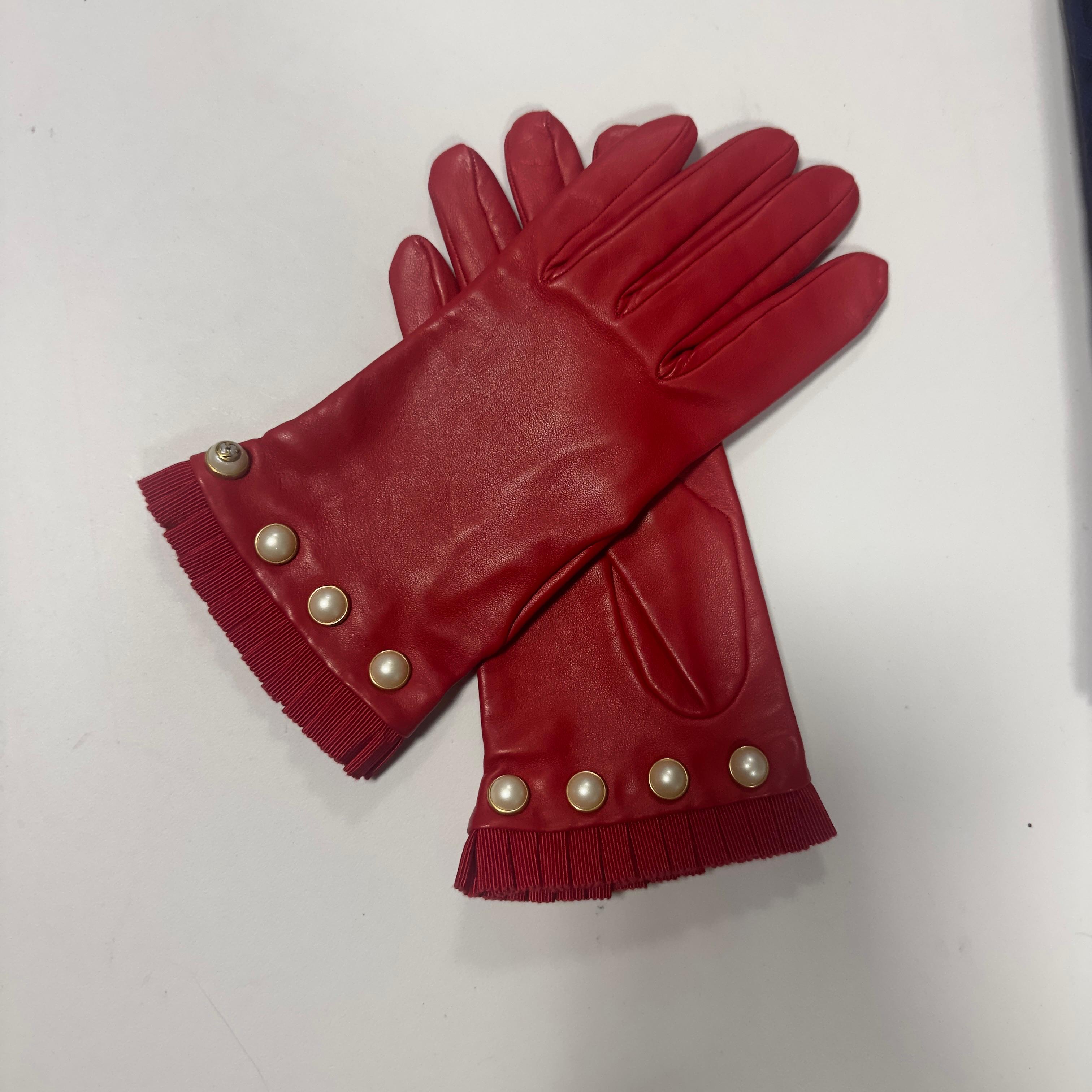 Gucci - Guanti in pelle rossa con bottoni perla, taglia 7/S, nuovi im Zustand „Neu“ im Angebot in Basaluzzo, IT