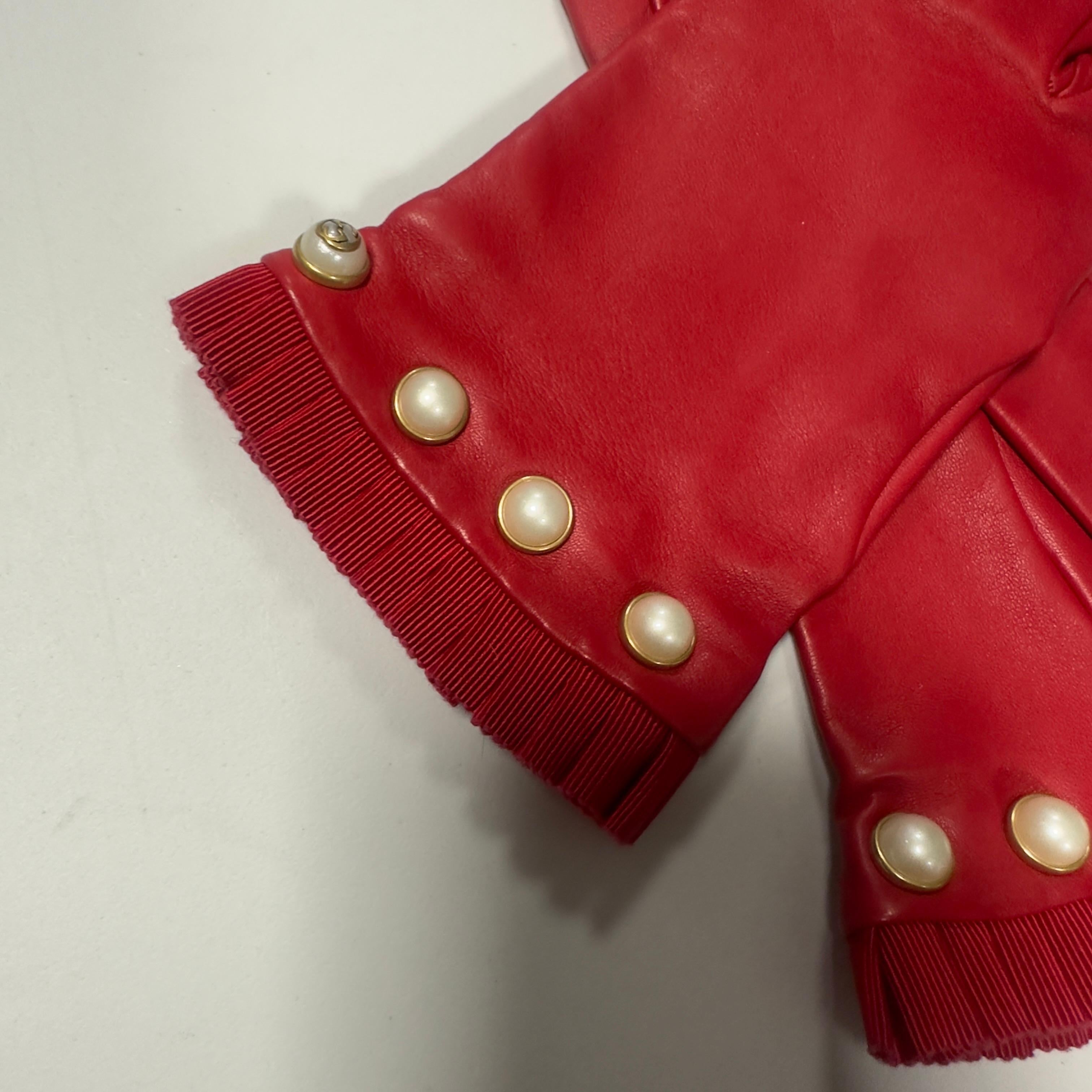 Gucci - Guanti in pelle rossa con bottoni perla, taglia 7/S, nuovi Damen im Angebot