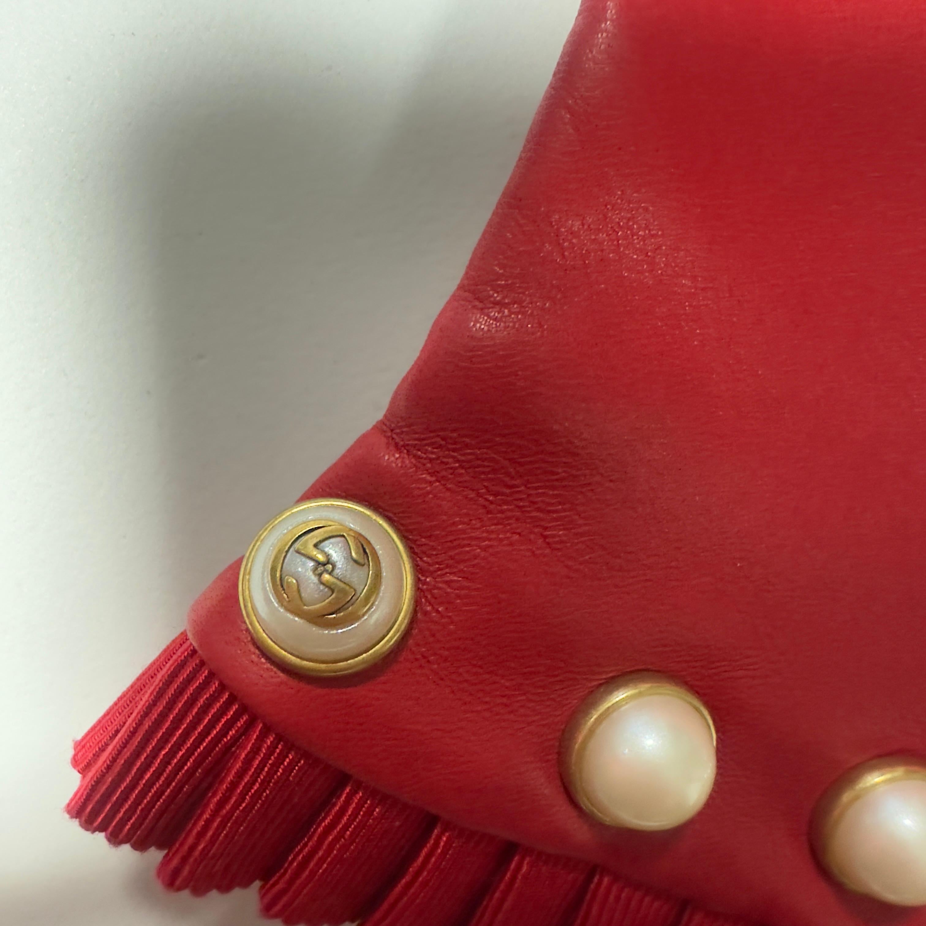Gucci - Guanti in pelle rossa con bottoni perla, taglia 7/S, nuovi im Angebot 1