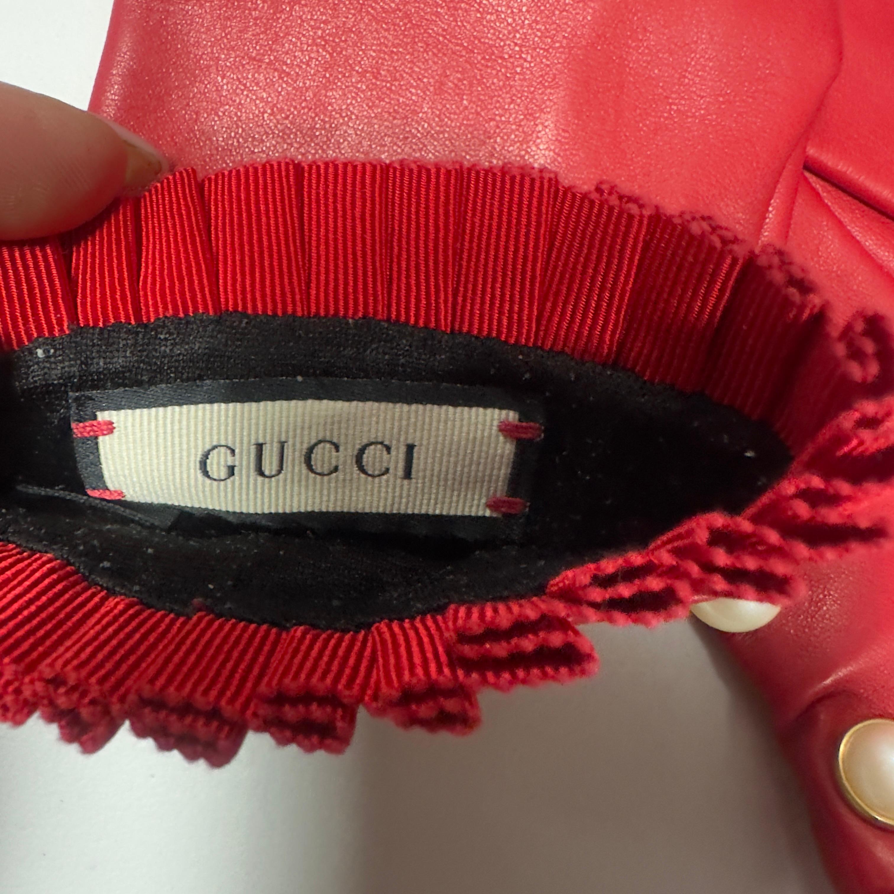 Gucci - Guanti in pelle rossa con bottoni perla, taglia 7/S, nuovi im Angebot 2
