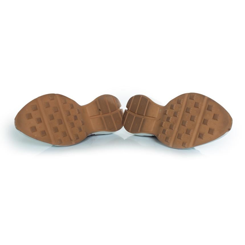 Gucci, Gucci Worldwide rhyton Turnschuhe. Der Artikel ist in sehr gutem Zustand. Ein paar Flecken und ein kleiner Kratzer.

CONDIT: sehr guter Zustand

GRÖSSE: 10,5 - 43,5

MASSE DER EINLEGESOHLE: 29 cm

MASSE DES ABSATZES: 4 cm PLATFORM: 2,5