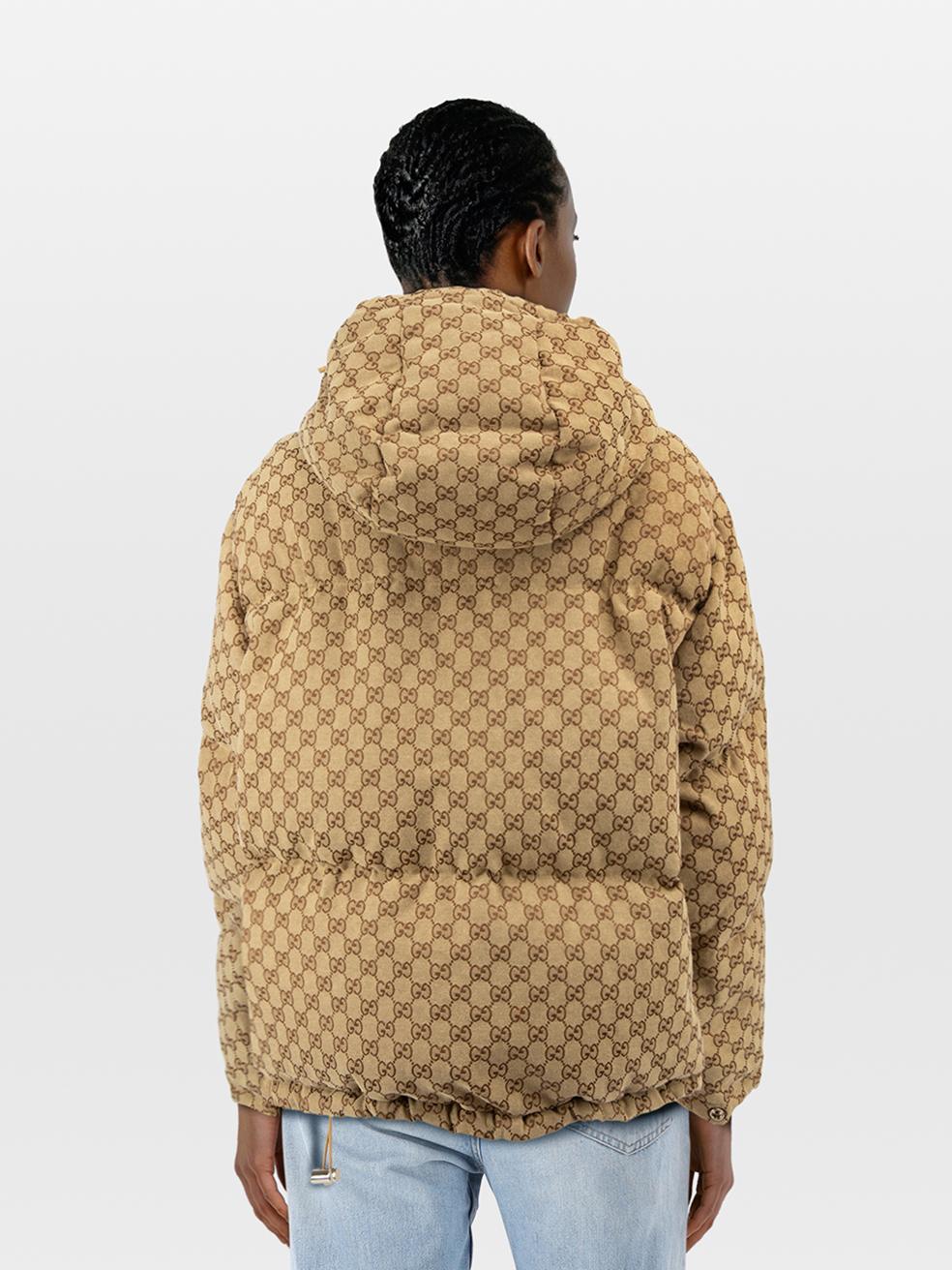 L'ÉTAT est très bon. L'usure de la jaquette est minime. Ternissement de la fermeture de la poche avant droite de cet article de revente d'occasion de la marque Gucci.
 
 
 
 Détails
 
 
 Gucci x The North
 
 Marron
 
 Synthétique
 
 Manteau